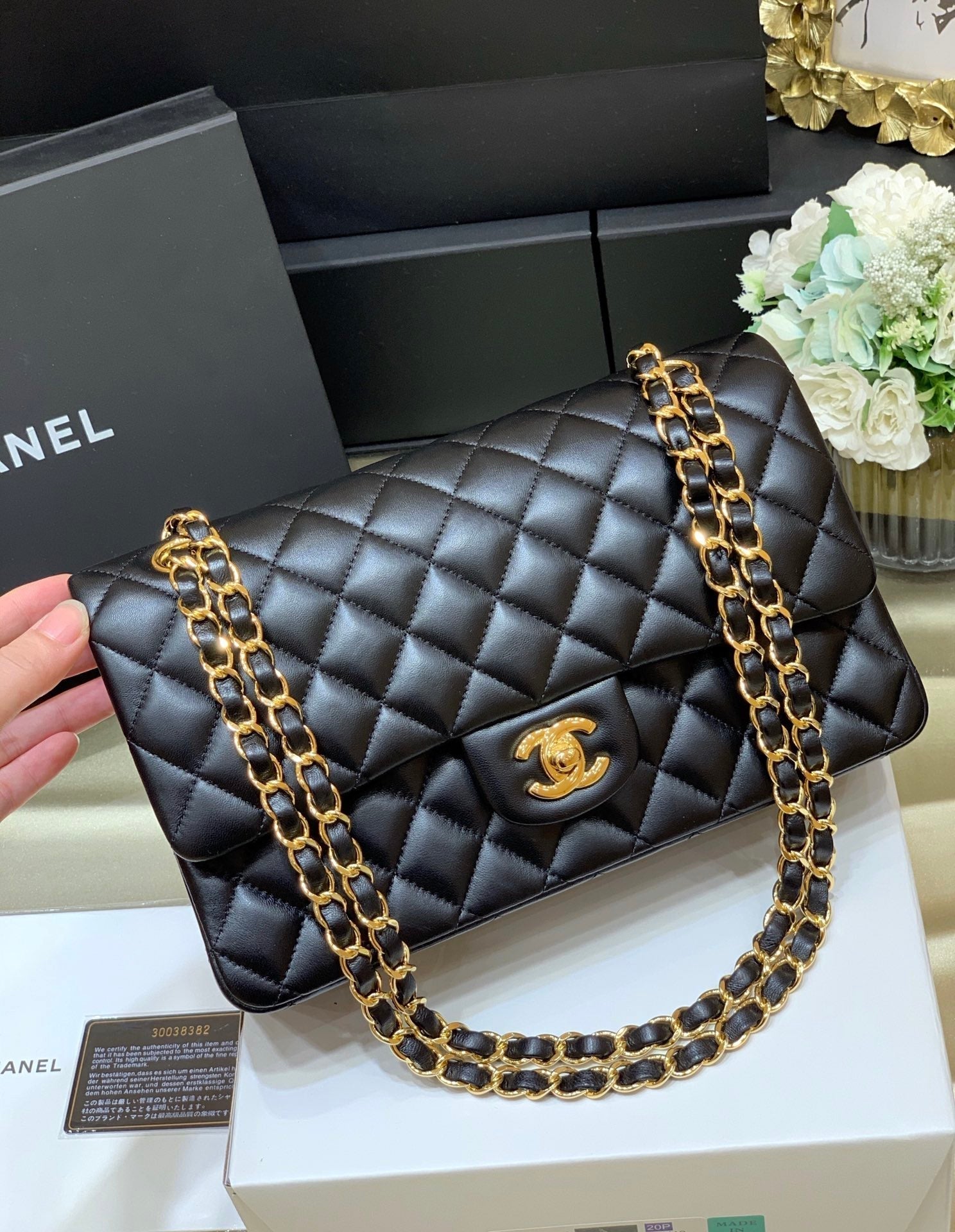 CLASSIC FLAP 25 BLACK LAMBSKIN YELLOW GOLD HARDWARE