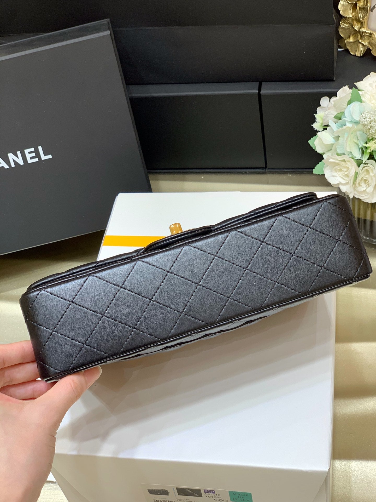 CLASSIC FLAP 25 BLACK LAMBSKIN YELLOW GOLD HARDWARE