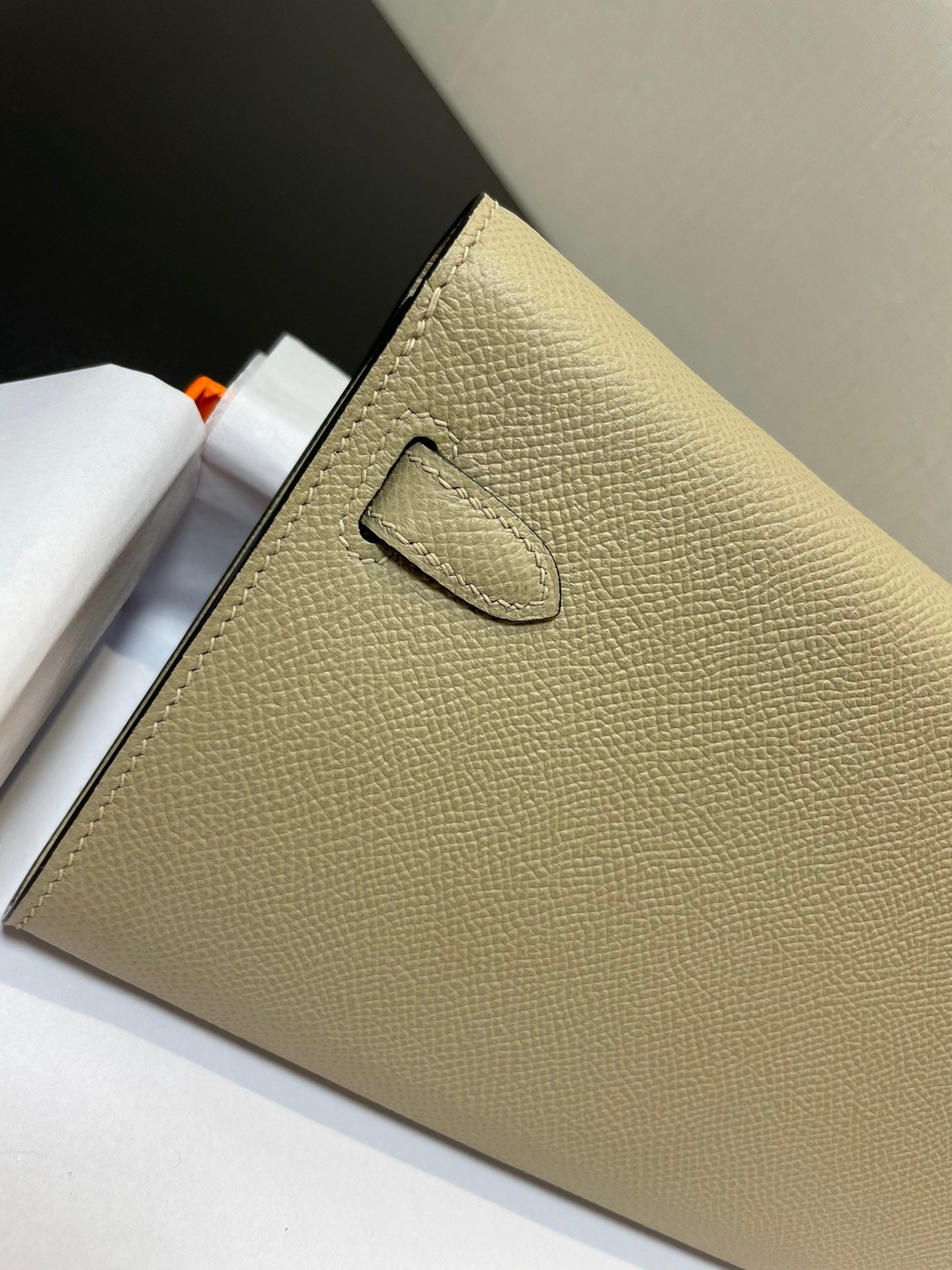 kelly to go wallet 20.5 lichen epsom gold hardware
