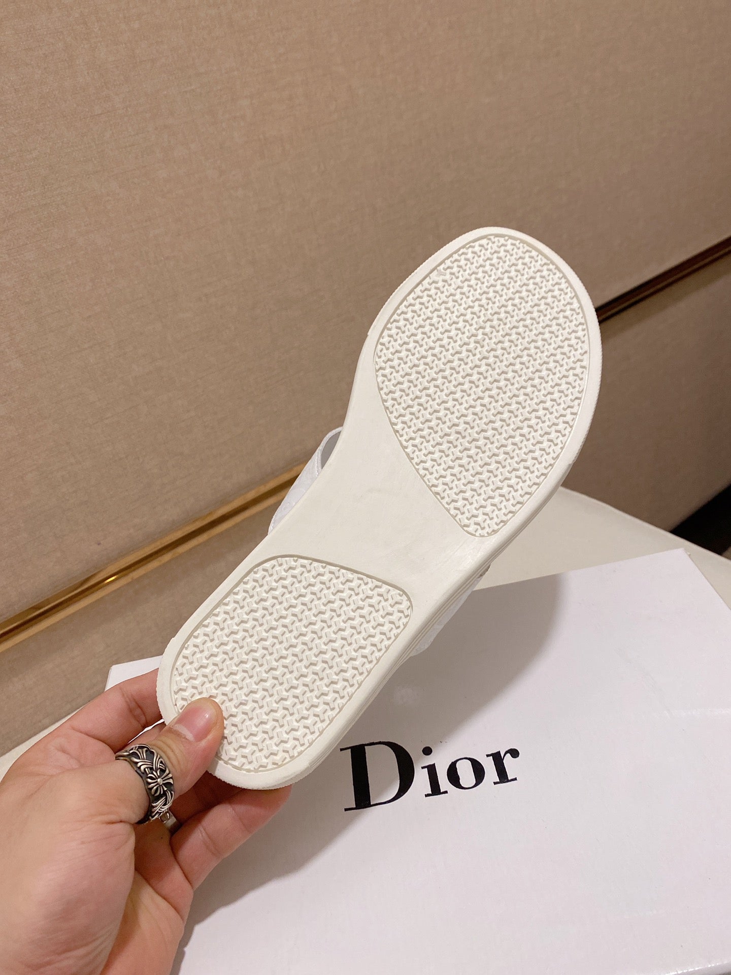 CD ALIAS THONG SANDAL WHITE CALFSKIN
