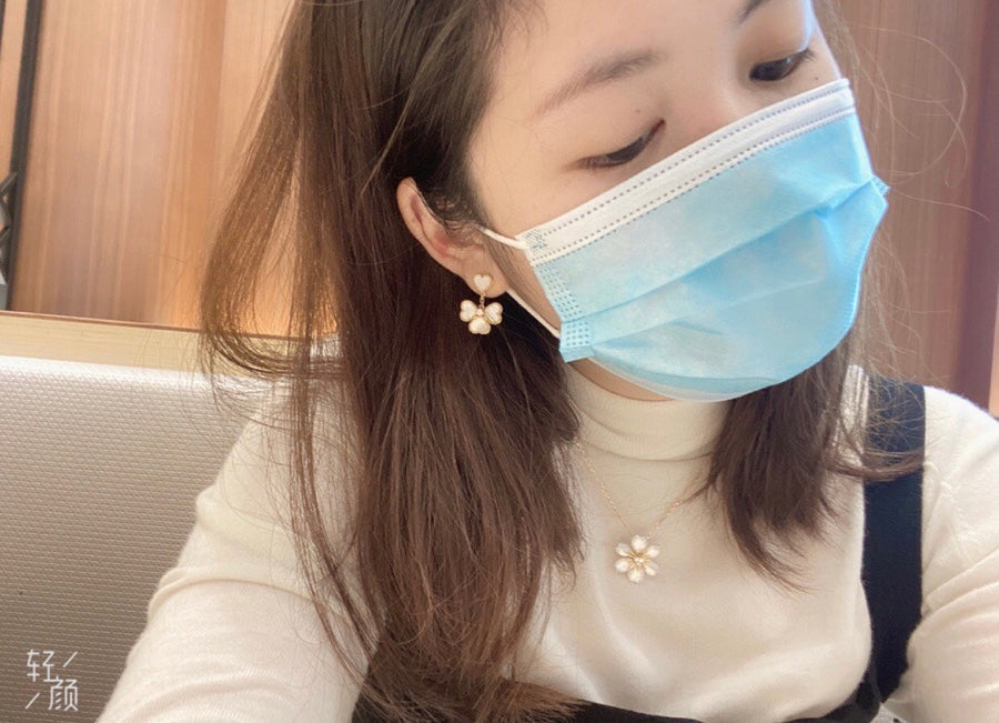 VCA Rose White Mop Necklace Gold 5 Diamond