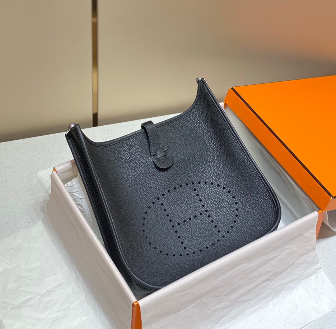 Evelyne 29cm Navy Togo Shw