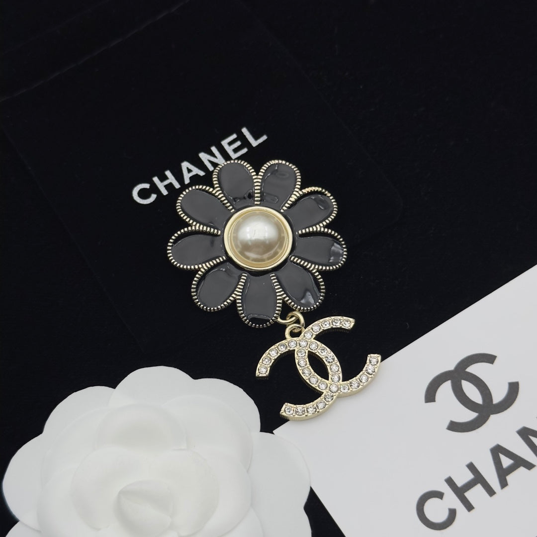 CC Brooch Gold Black 173224