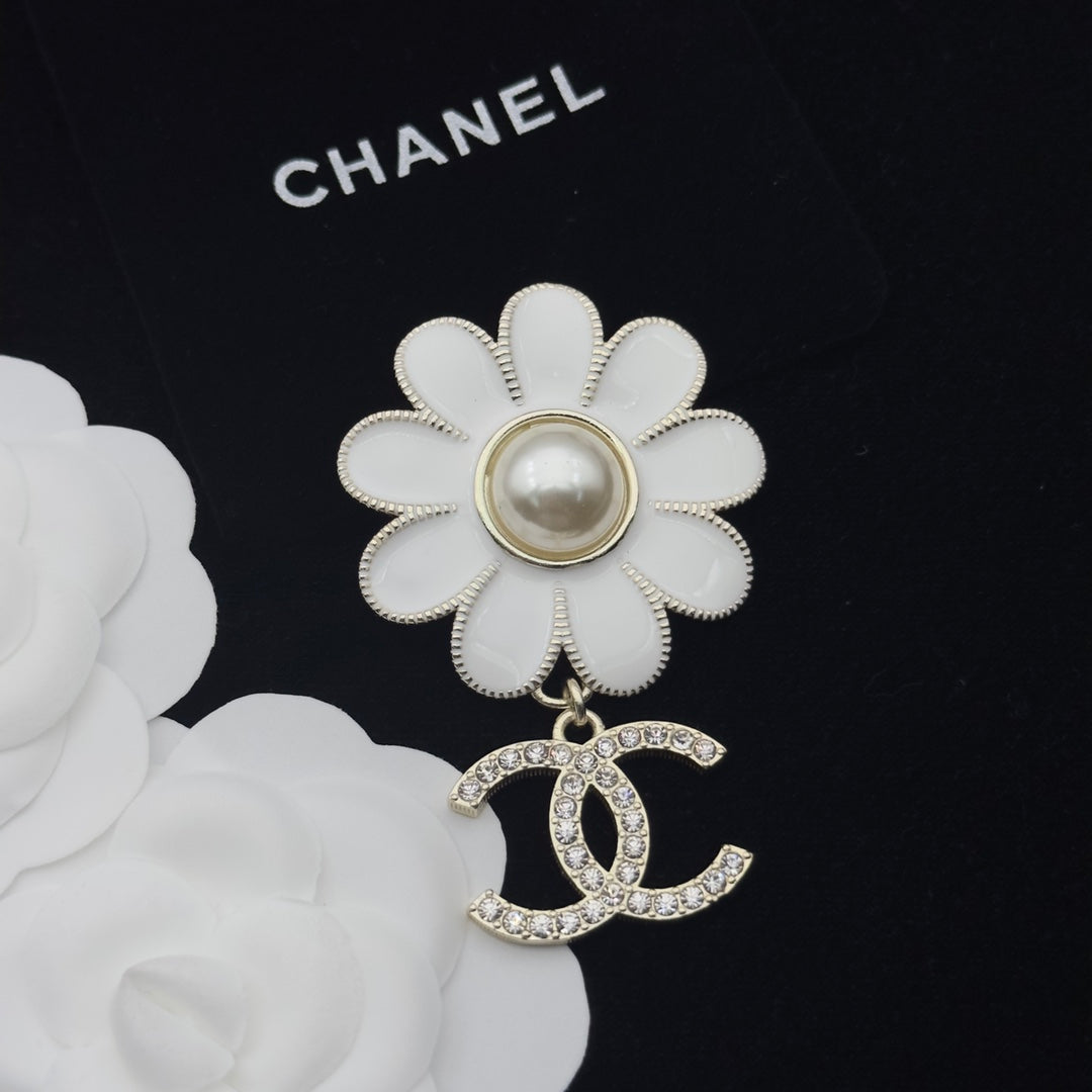 CC Brooch Gold White 173225