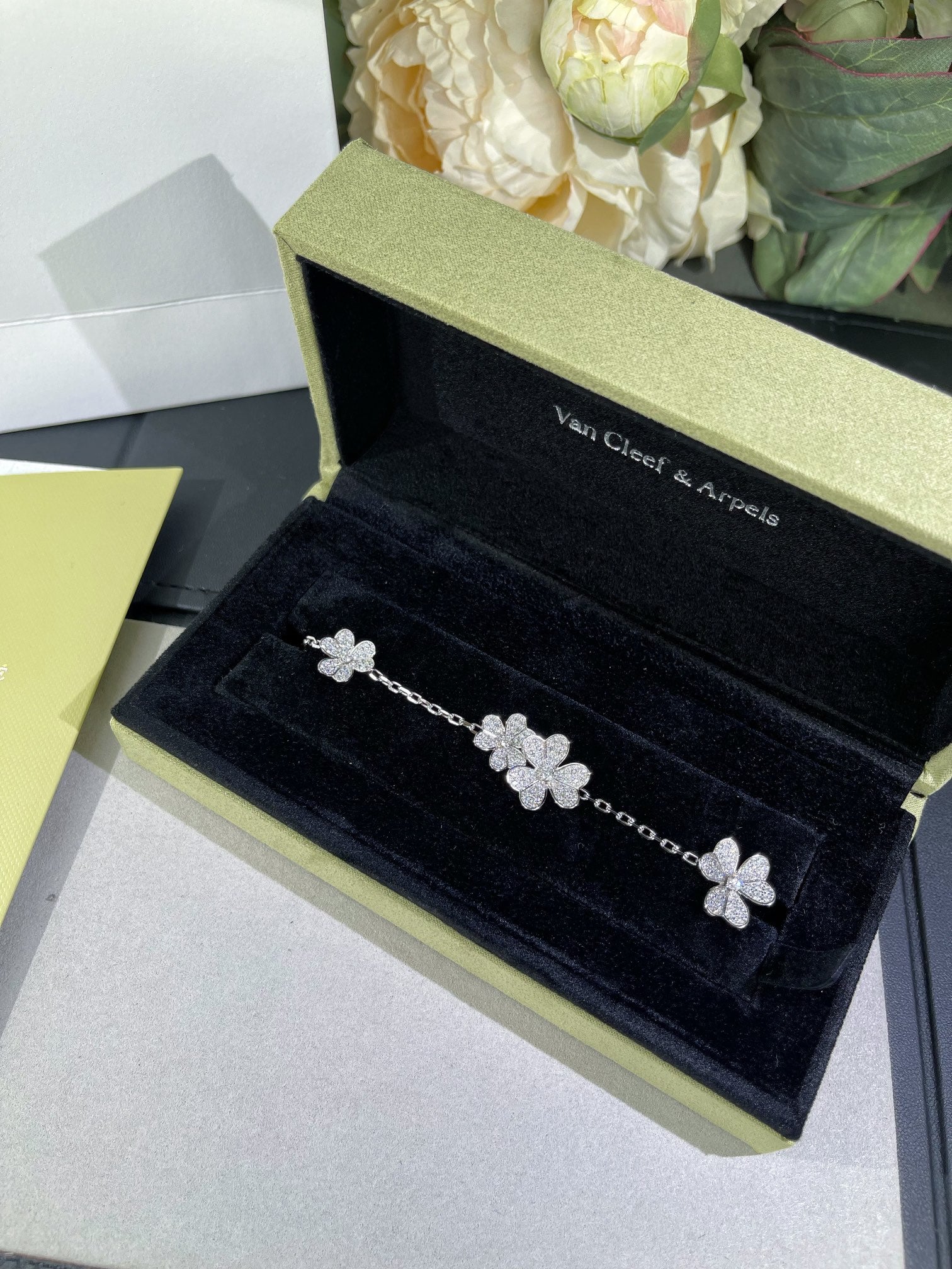 VCA Flower 5 Motifs Pink Mop Full Diamond Bracelet