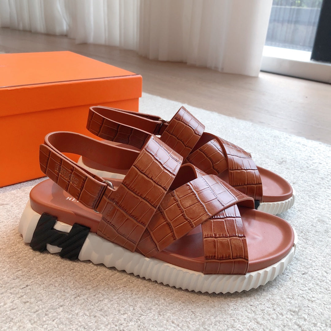 HM ELECTRIC CROCODILE MOTIF SANDAL CIDER CALFSKIN