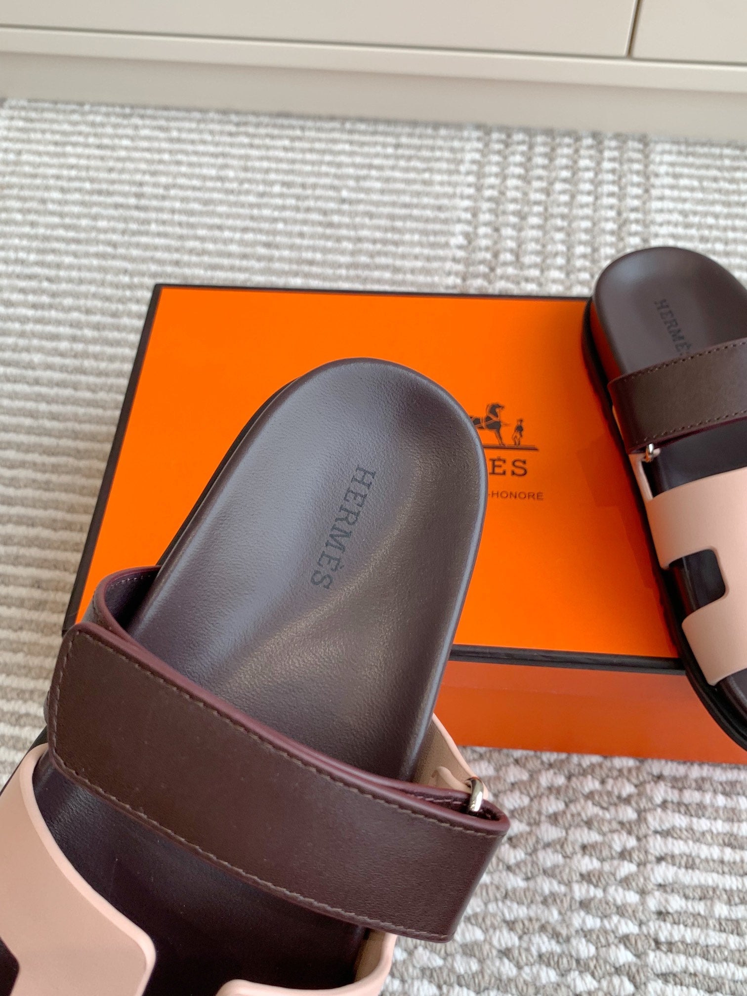 Hermes 2026 Chypre Sandal Two-tone Calfskin 982191