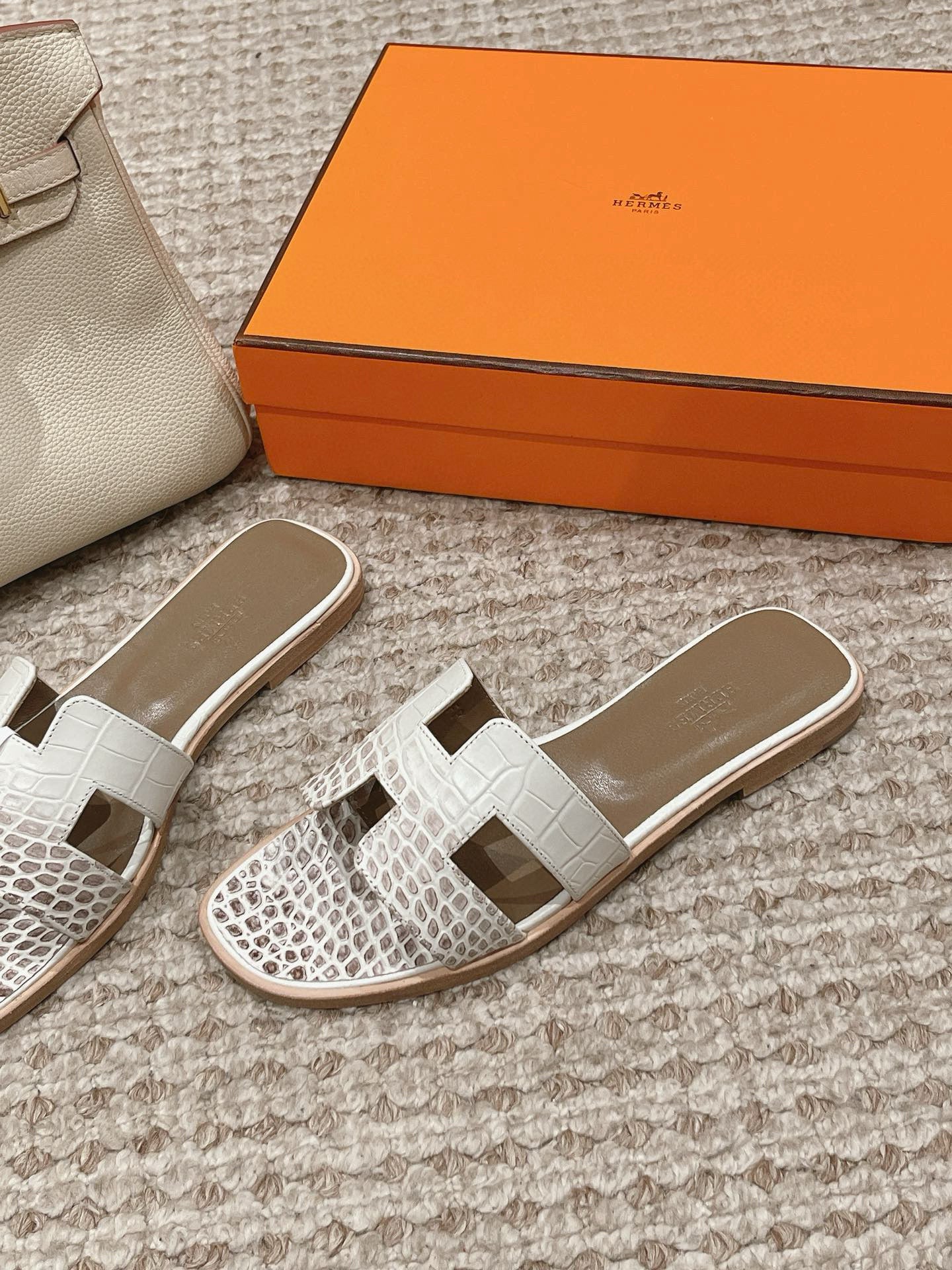 HM 25 Oran Sandal White Crocodile Skin