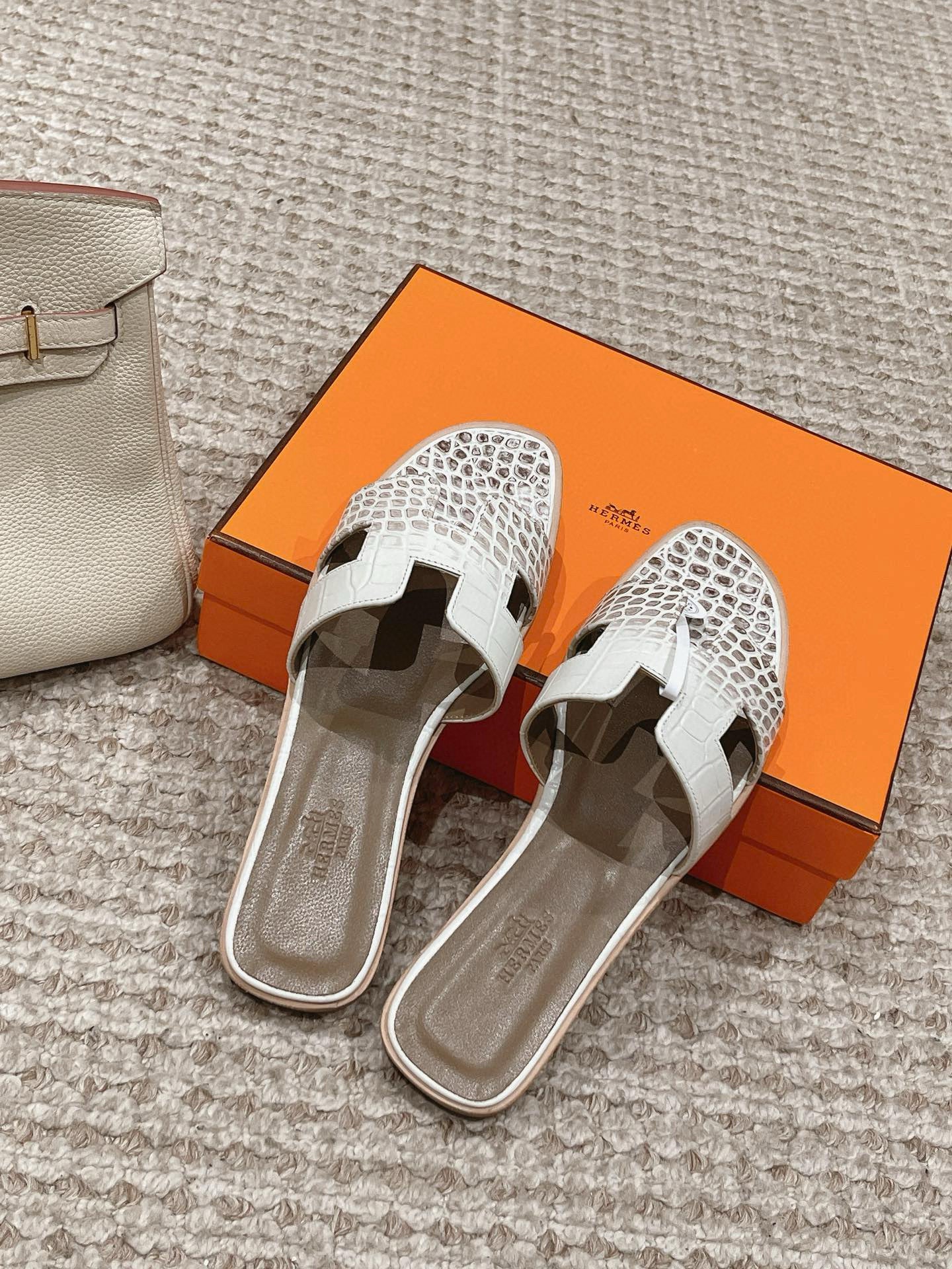 HM 25 Oran Sandal White Crocodile Skin