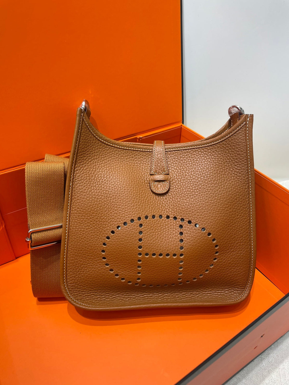 High-end Hermes 2026 Evelyne Bag 23cm Taurillon Clemence Leather