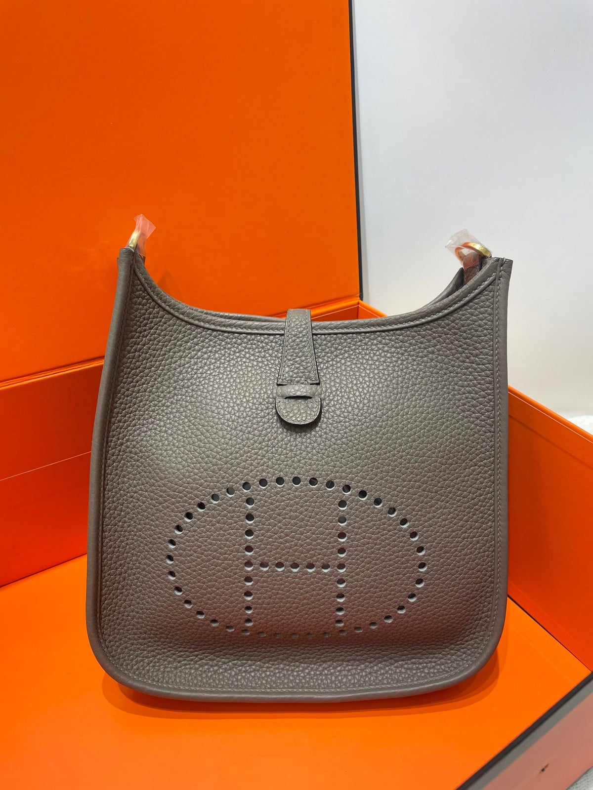 High-end Hermes 2026 Evelyne Bag 23cm Taurillon Clemence Leather