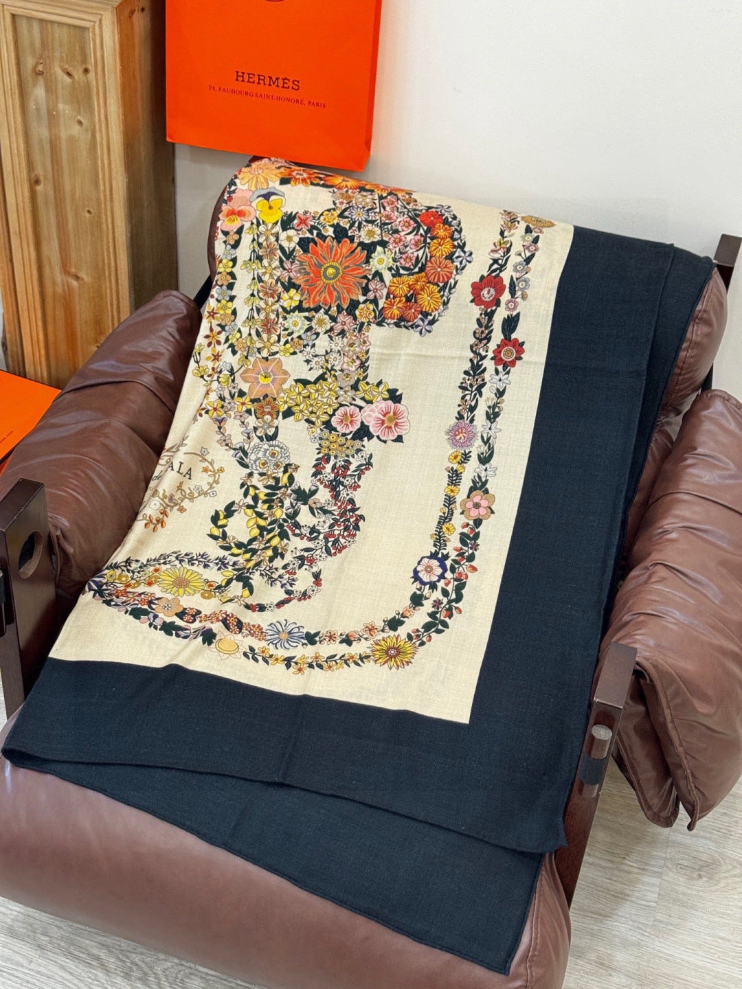 HM 25s Velvet Square Scarf 140cm Black Beige Cashmere 976215