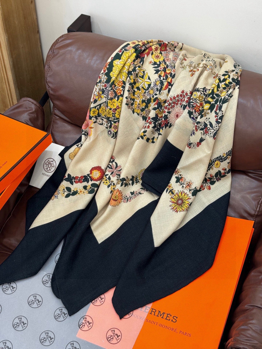 HM 25s Velvet Square Scarf 140cm Black Beige Cashmere 976215