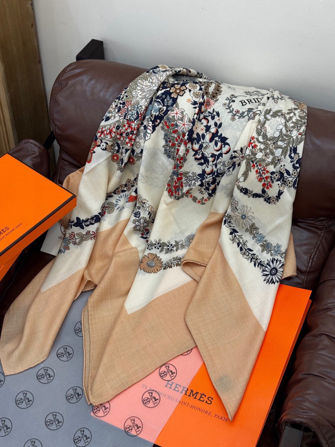 HM 25s Velvet Square Scarf 140cm White Beige Black Cashmere 976216