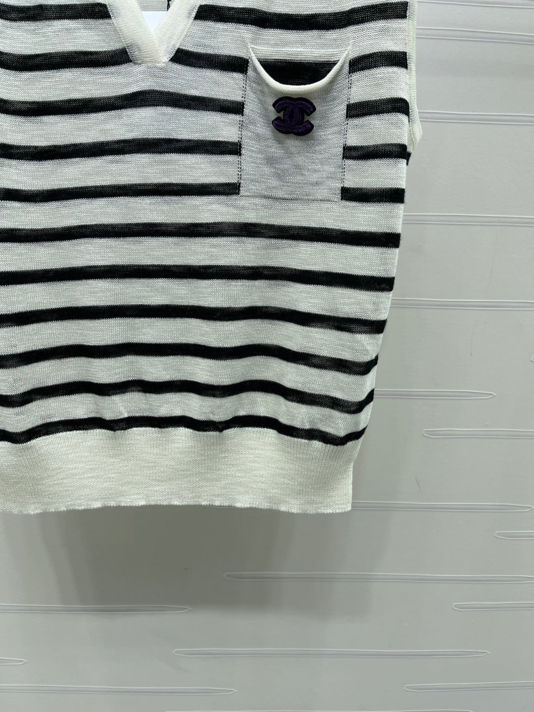 Chanel 2026 Color-blocked Striped V-neck Vest Black Cream Cotton 380675