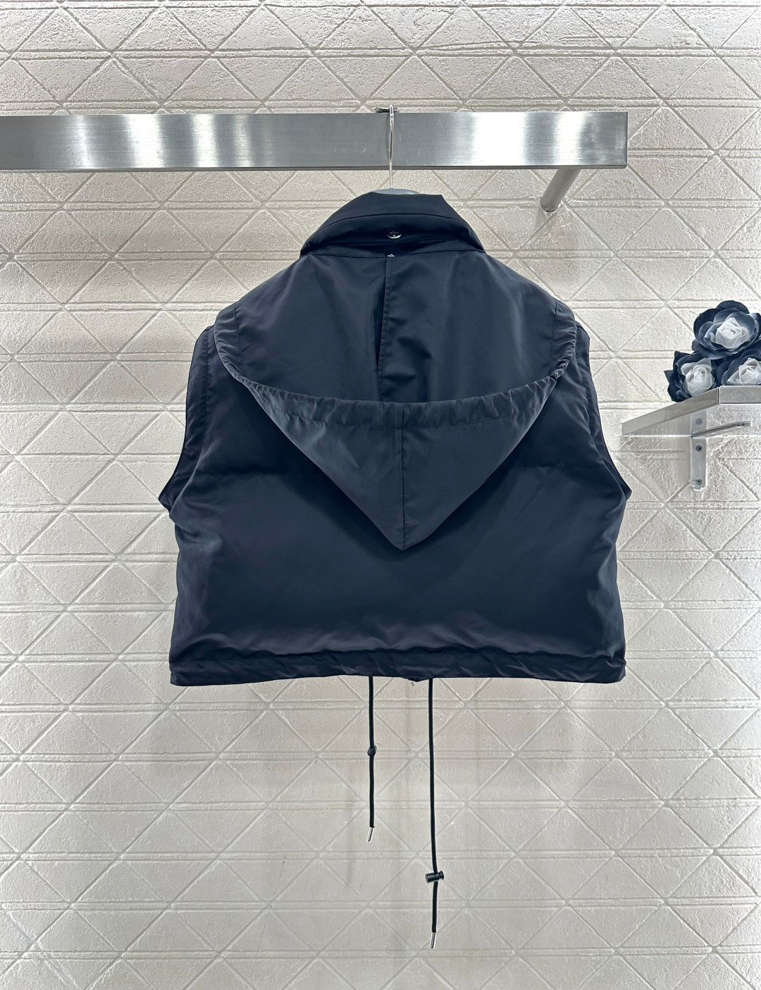 Prada 2025  Cropped Jacket With Detachable Sleeves Black Re-Nylon Down