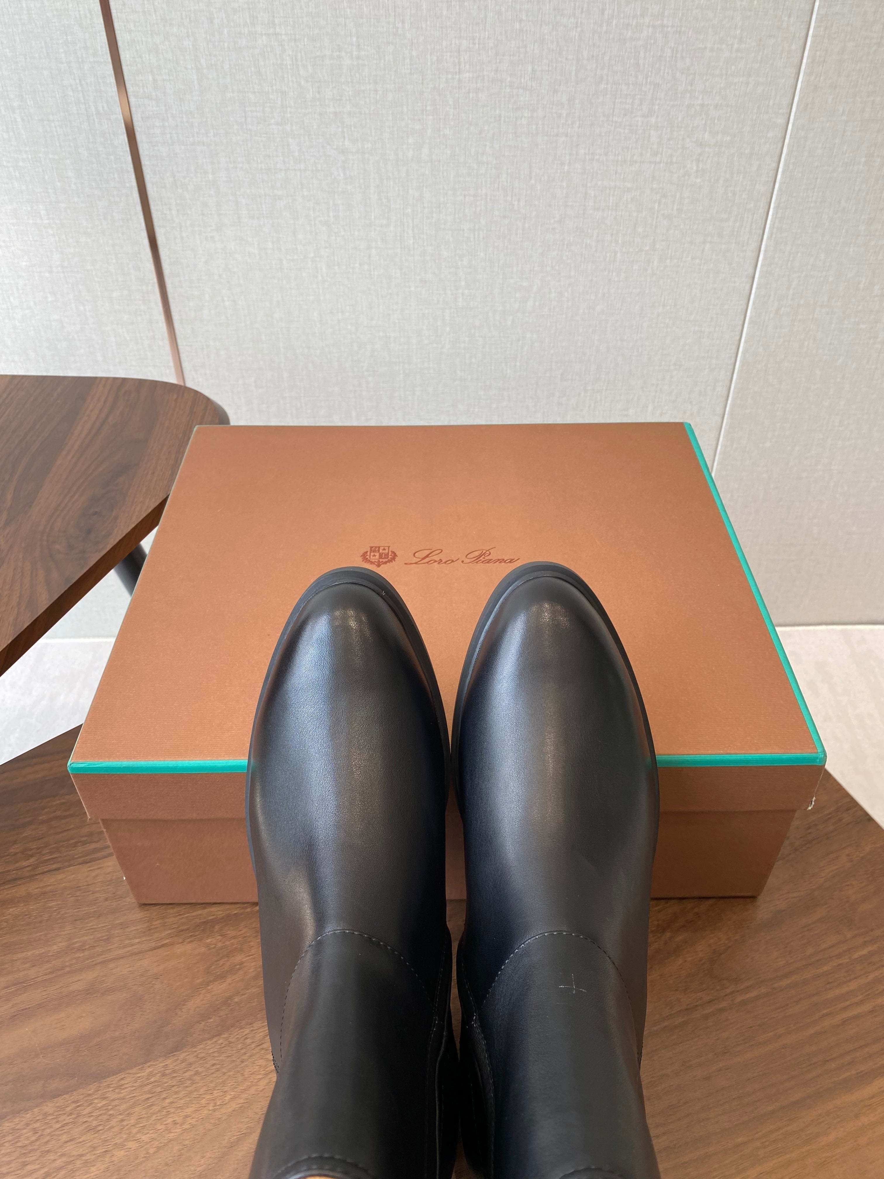 LP latest short boots black  calfskin 388110