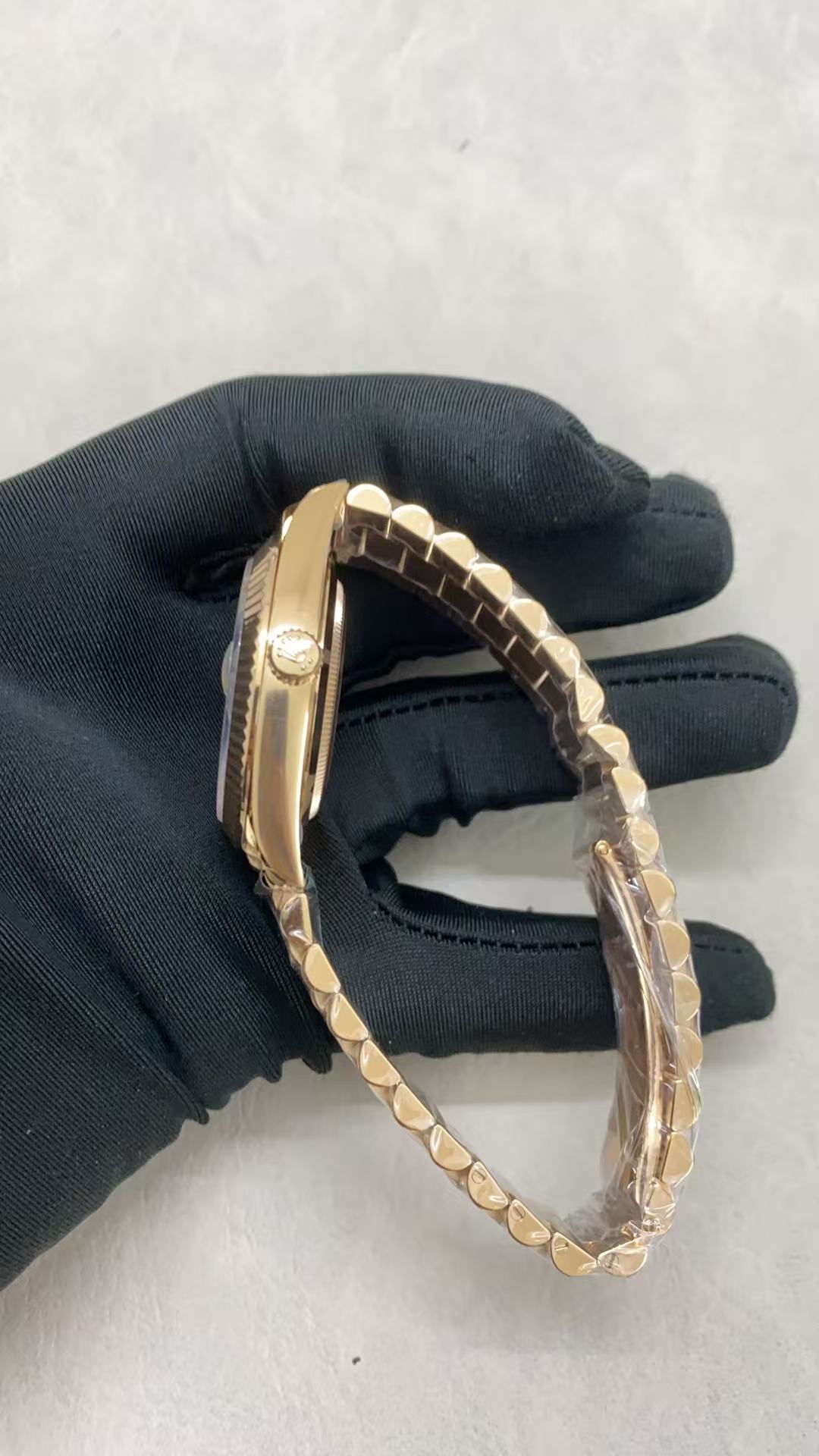 Rolex Day-Date 40mm Mop Dial Gold