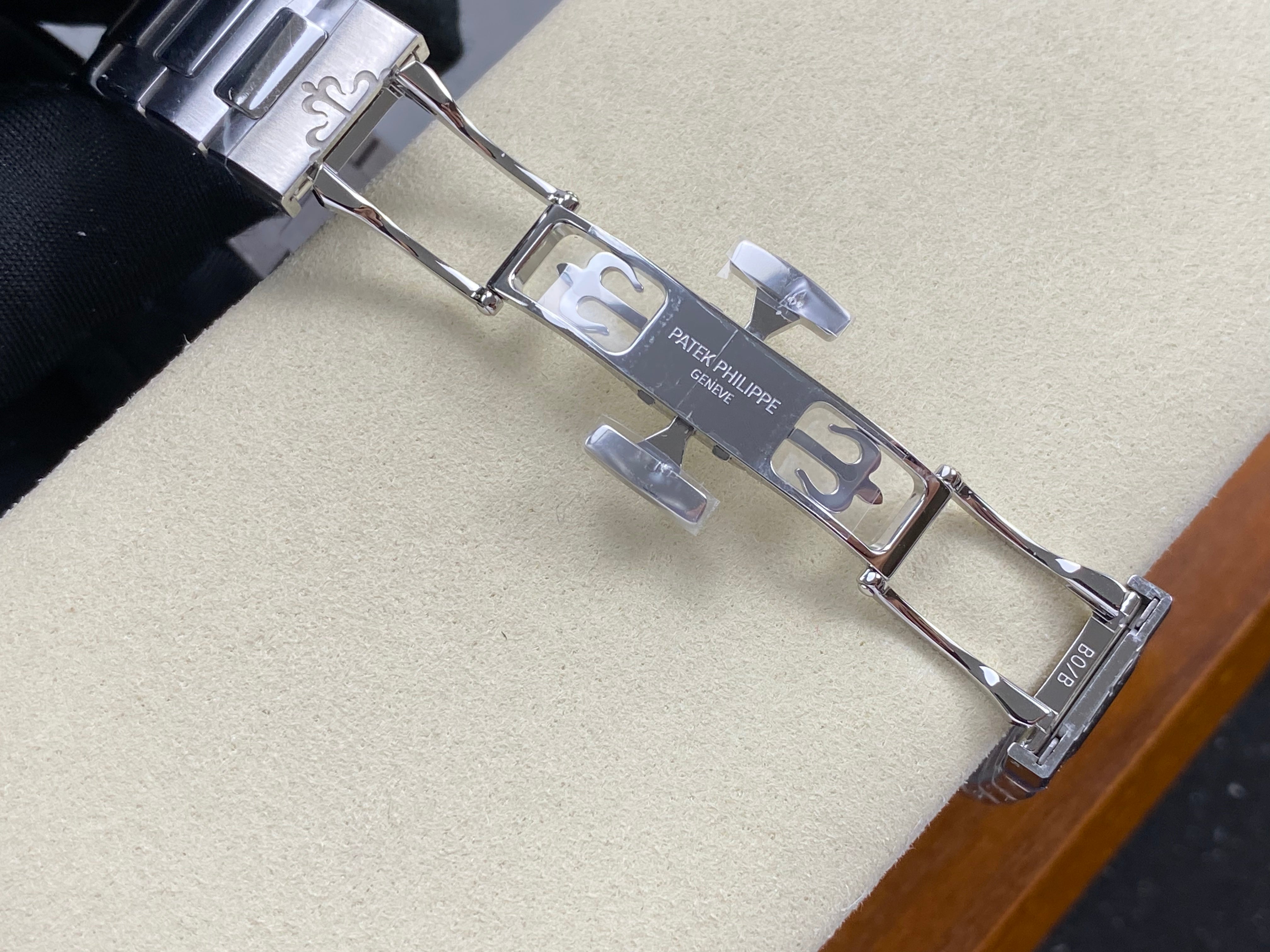Patek Philippe Nautilus 35mm Cream Dial Sliver Case