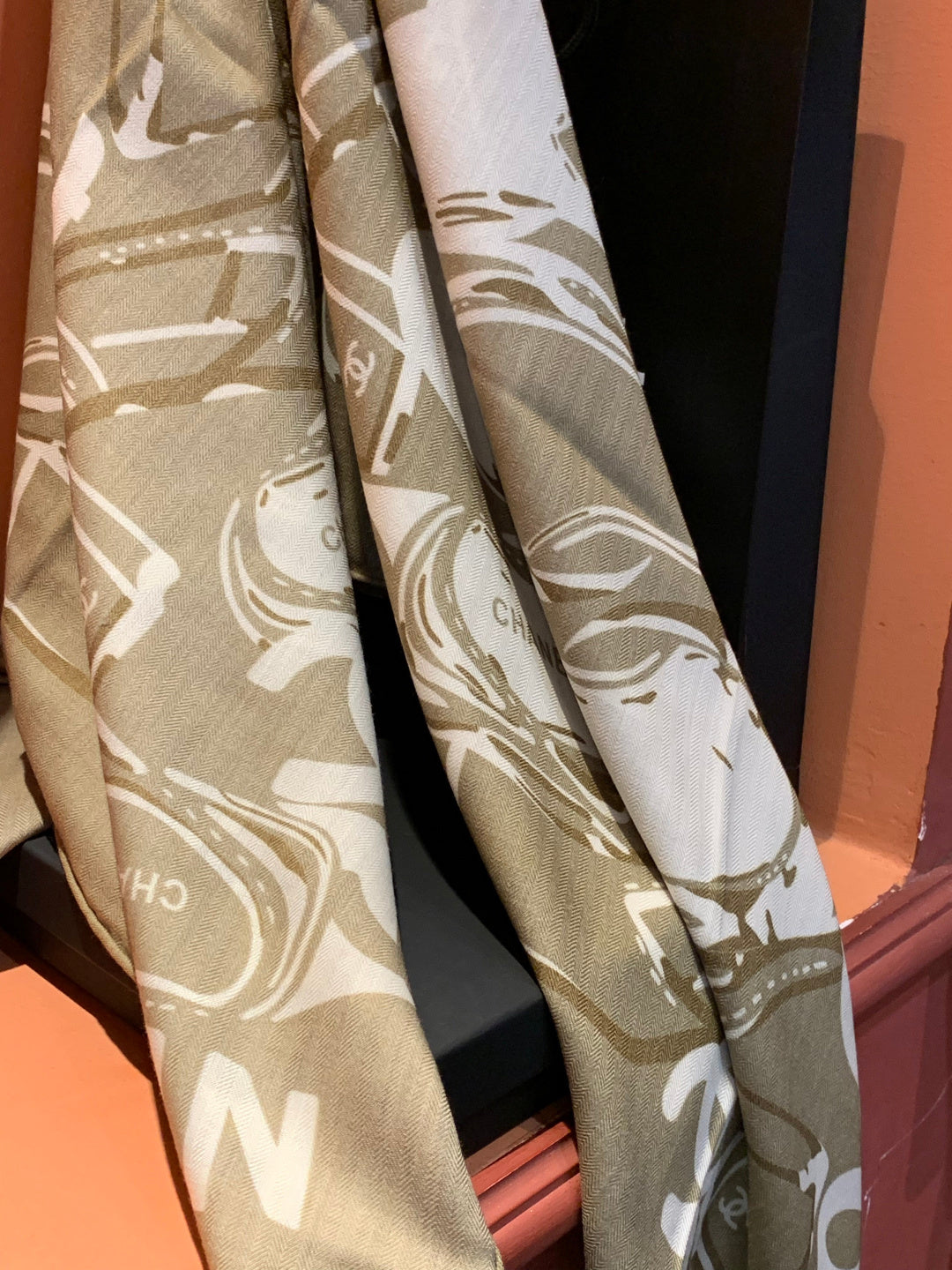 CC 25 Reversible Scarf 135cm Beige White Cashmere 970902