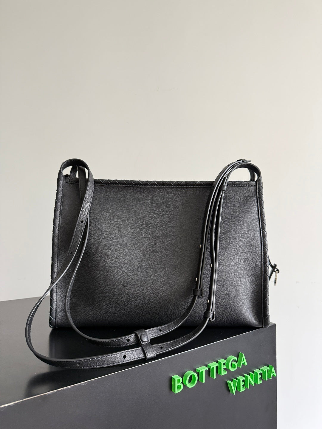 Bottega Veneta 2026 Corriere Zipped Messenger Bag Black Calfskin 136949