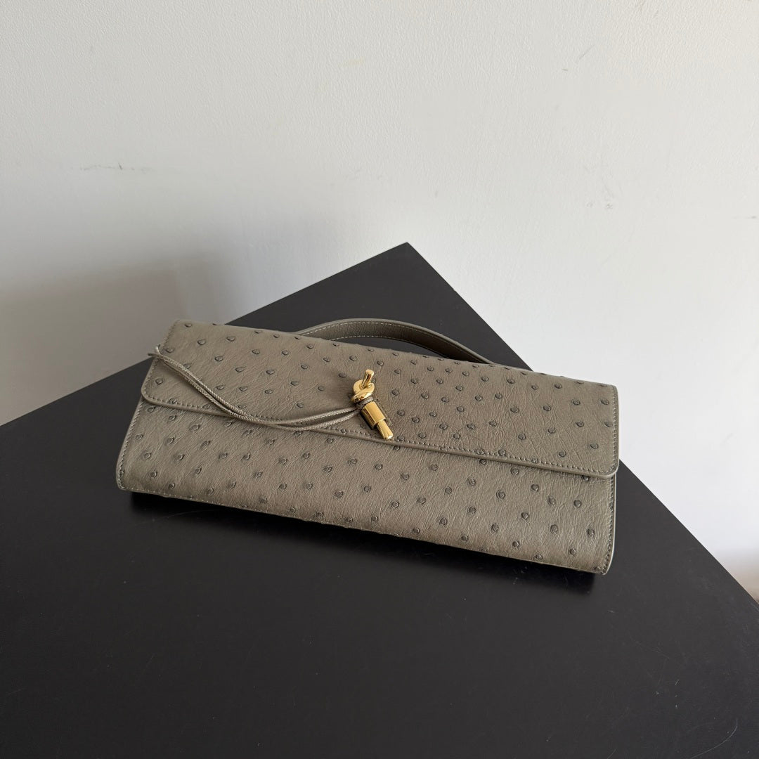 Bottega Veneta 2026 Andiamo Clutch 31cm Etoupe Ostrich Leather 136969
