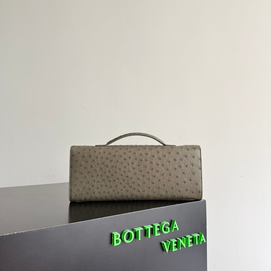 Bottega Veneta 2026 Andiamo Clutch 31cm Etoupe Ostrich Leather 136969