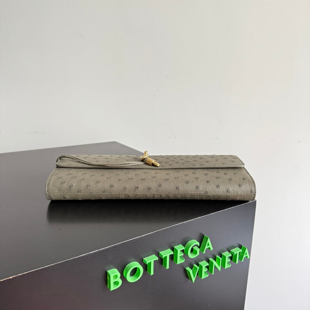Bottega Veneta 2026 Andiamo Clutch 31cm Etoupe Ostrich Leather 136969