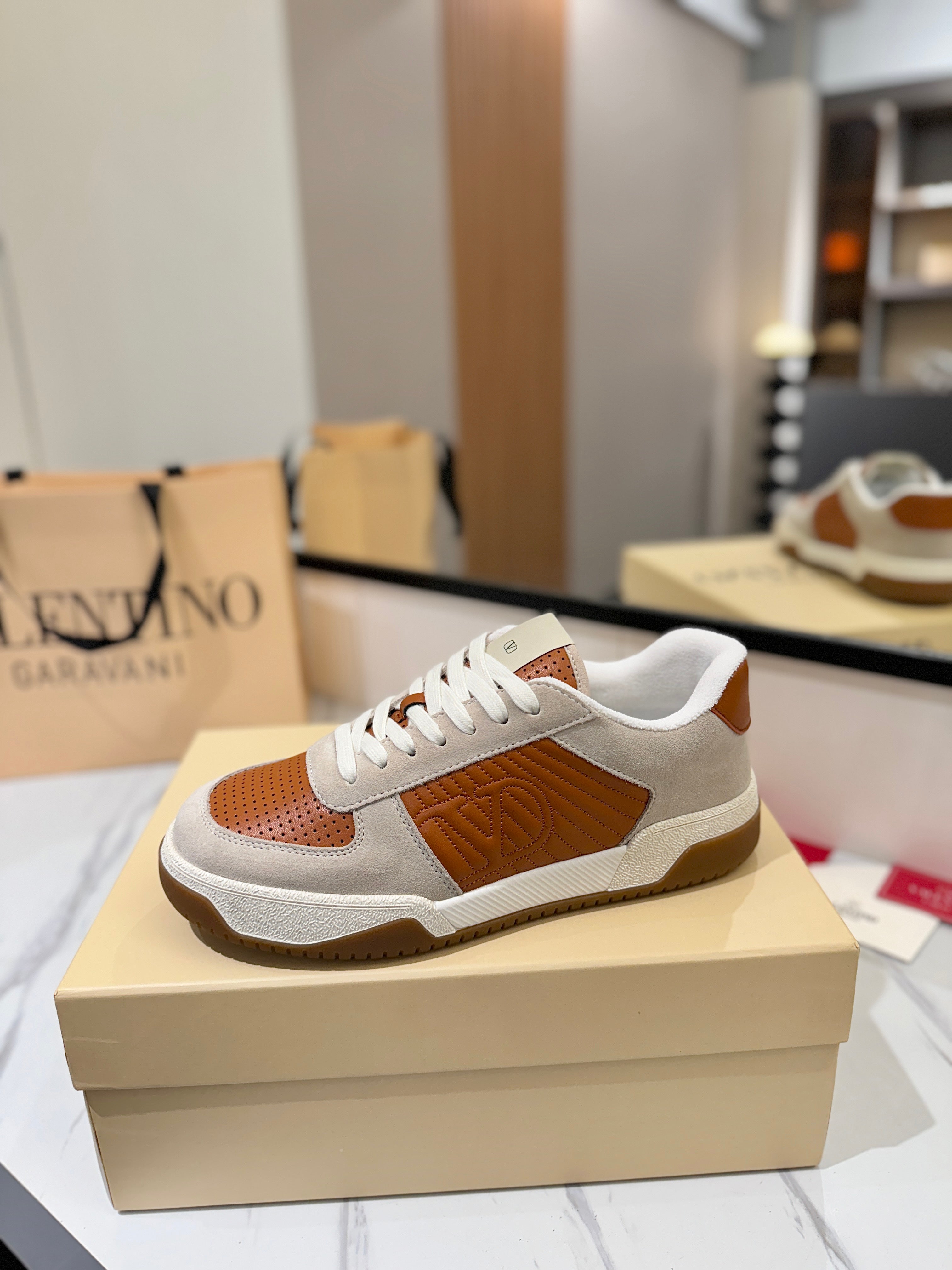 VT 25S  Casual Sneakers Light Gray Brown Suede Cowhide  560750