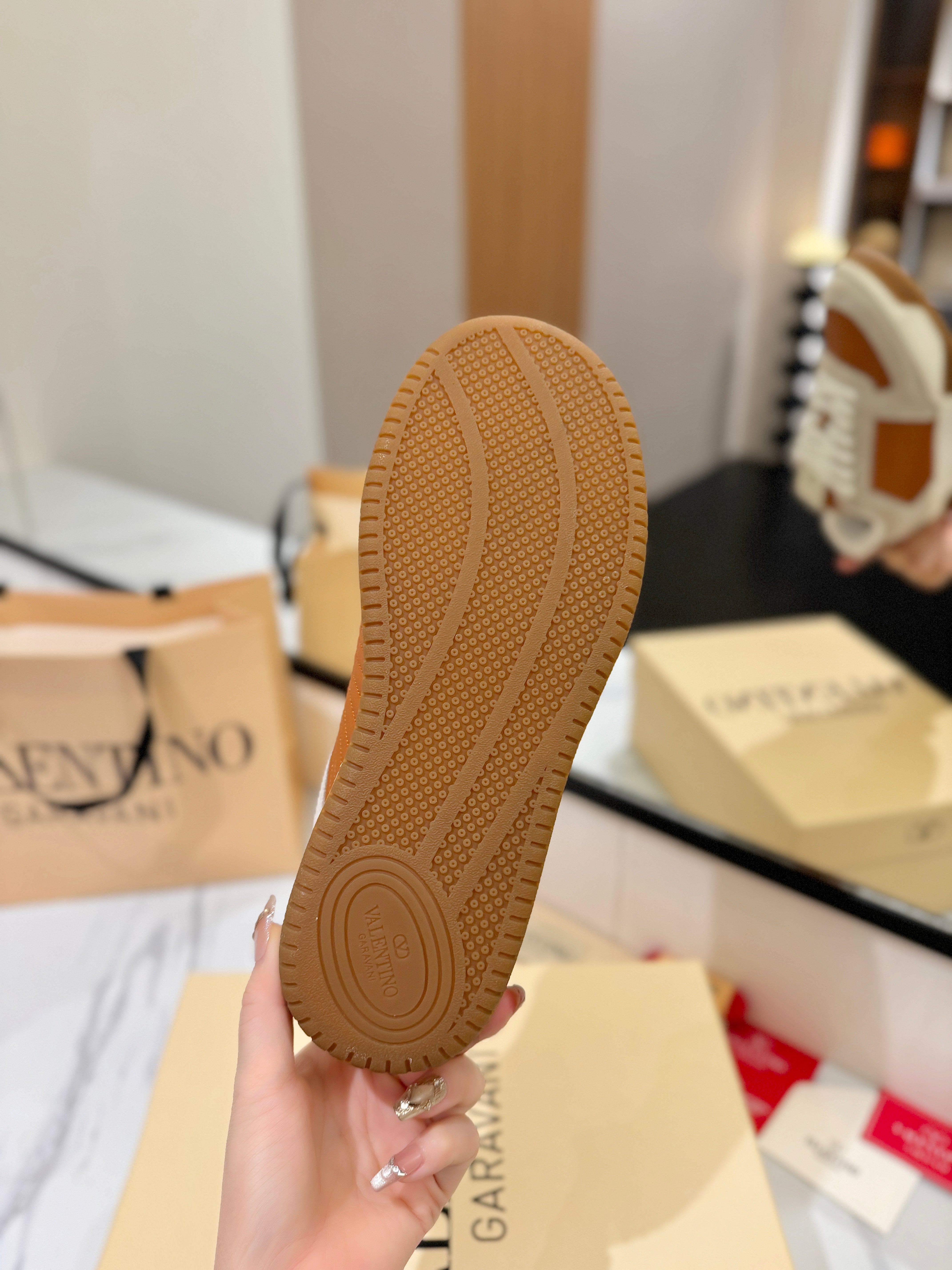 VT 25S  Casual Sneakers Light Gray Brown Suede Cowhide  560750