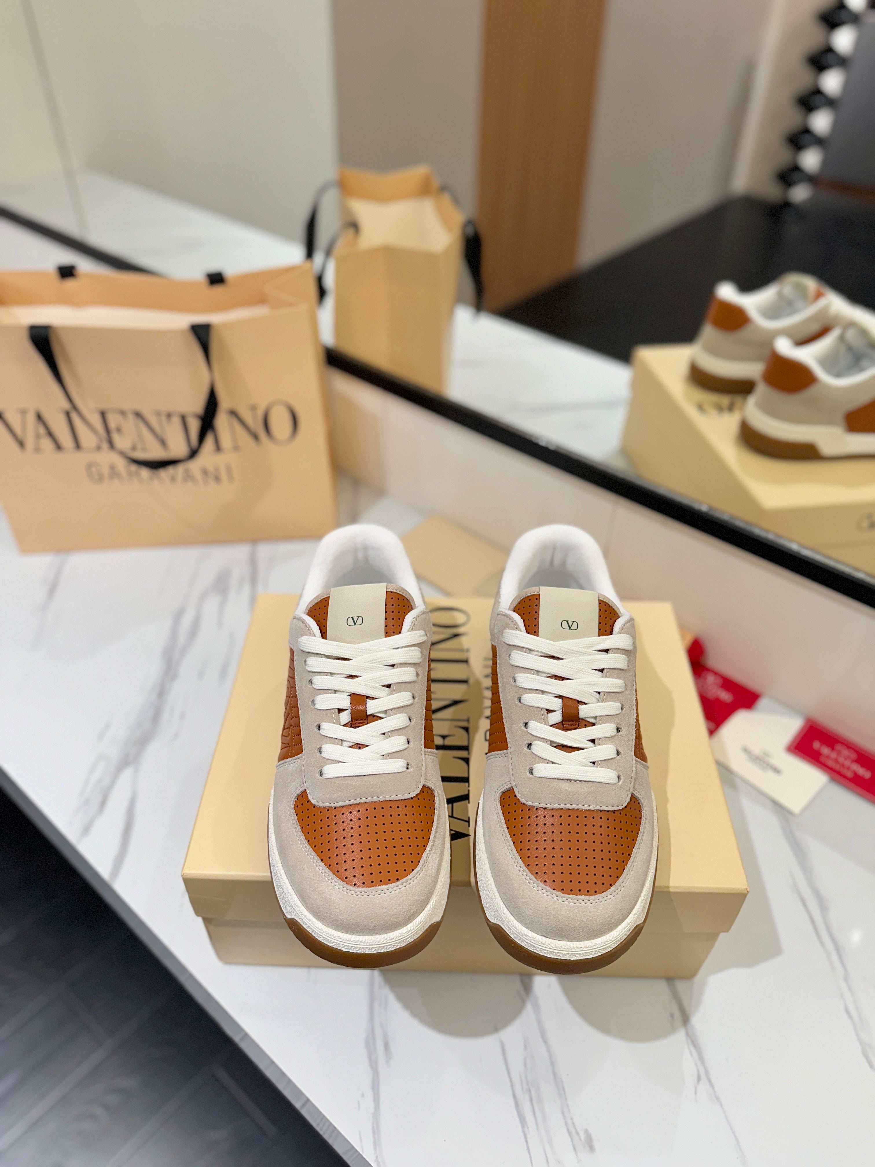 VT 25S  Casual Sneakers Light Gray Brown Suede Cowhide  560750