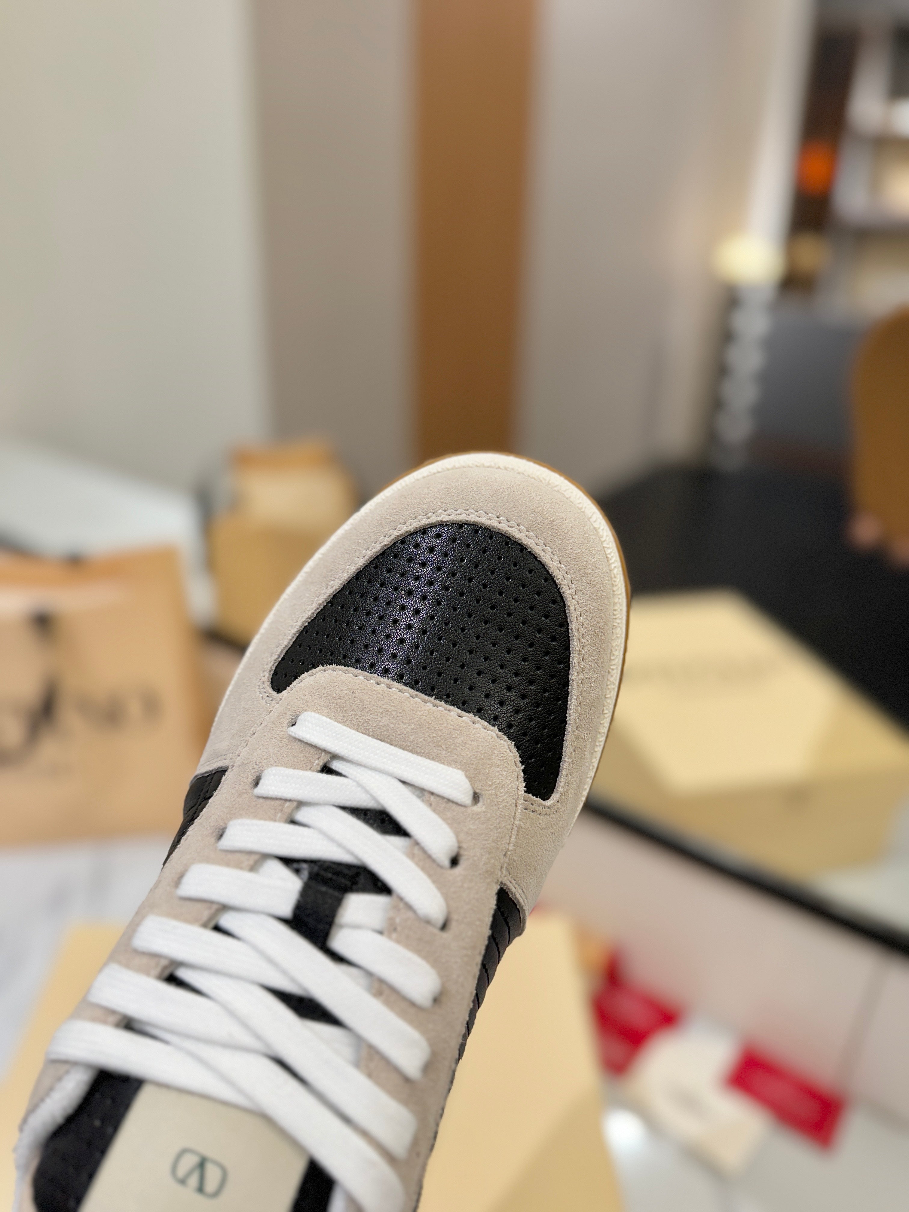 VT 25S  Casual Sneakers Light Gray Black Suede Cowhide  560751