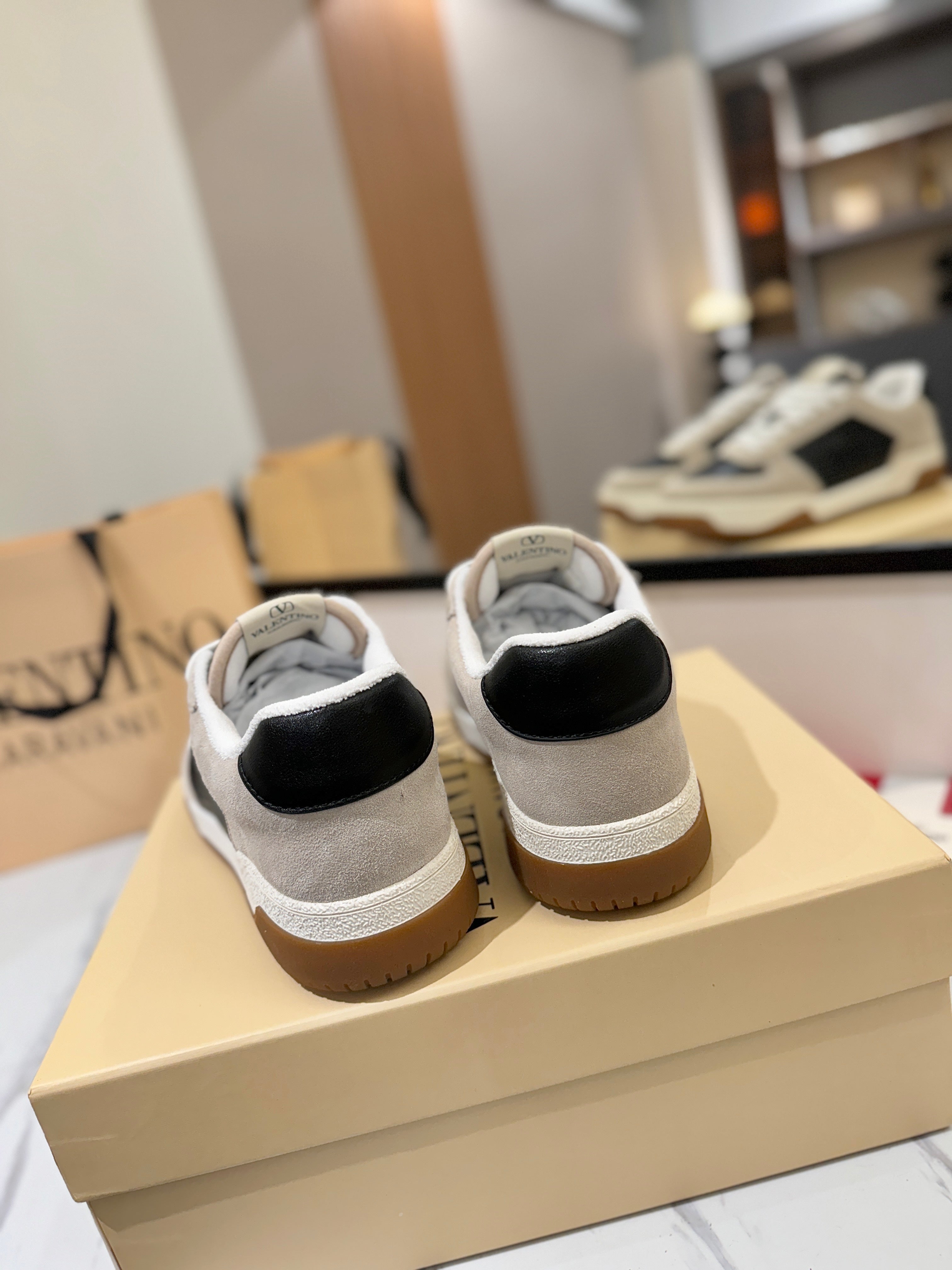 VT 25S  Casual Sneakers Light Gray Black Suede Cowhide  560751