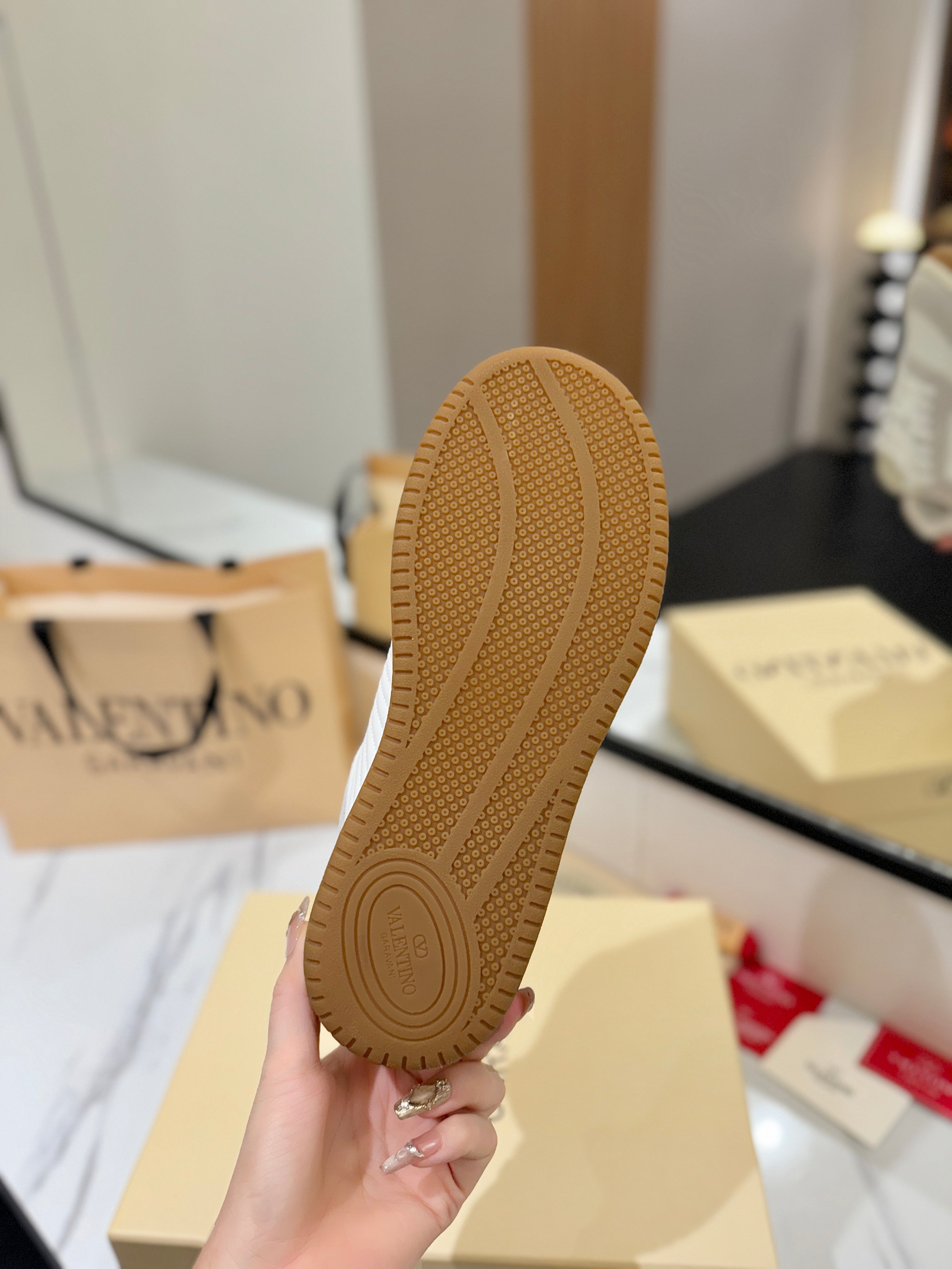 VT 25S  Casual Sneakers Light Gray White Suede Cowhide 560753