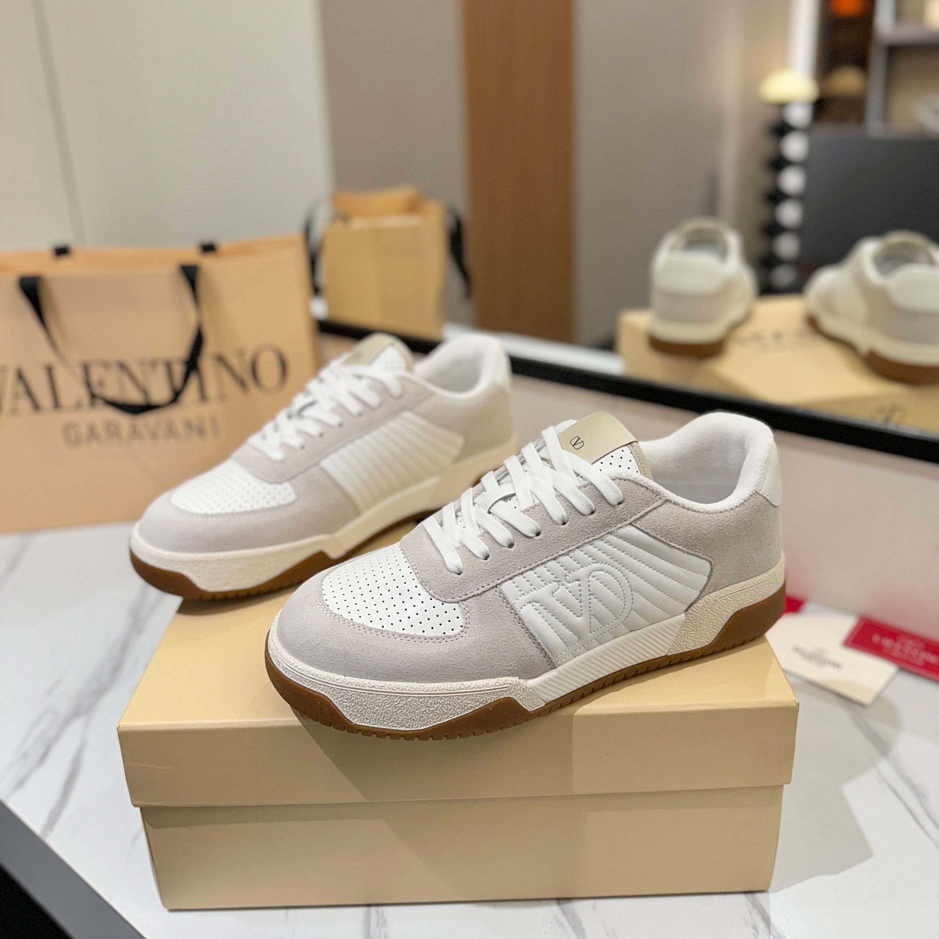 VT 25S  Casual Sneakers Light Gray White Suede Cowhide 560753