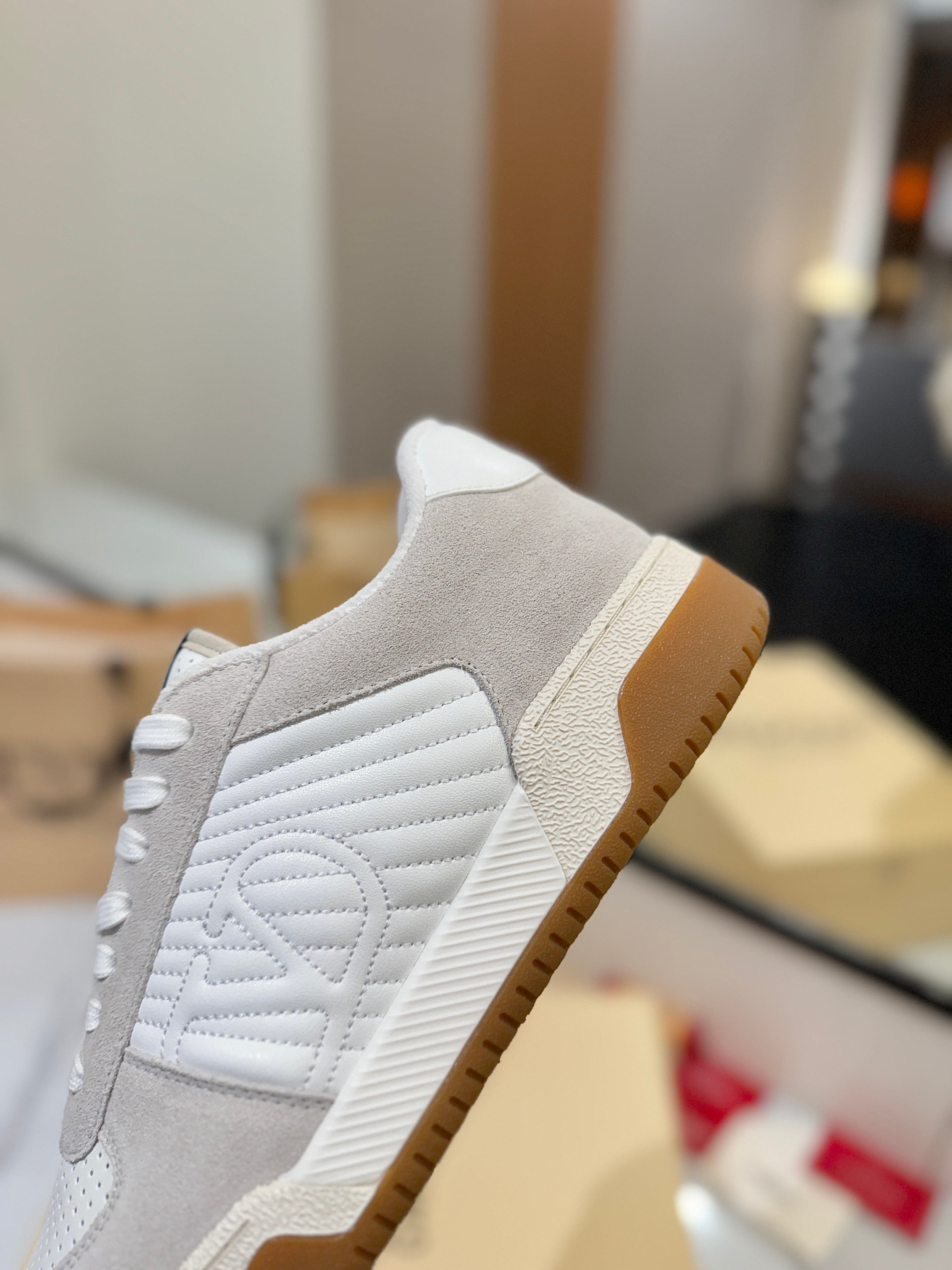 VT 25S  Casual Sneakers Light Gray White Suede Cowhide 560753