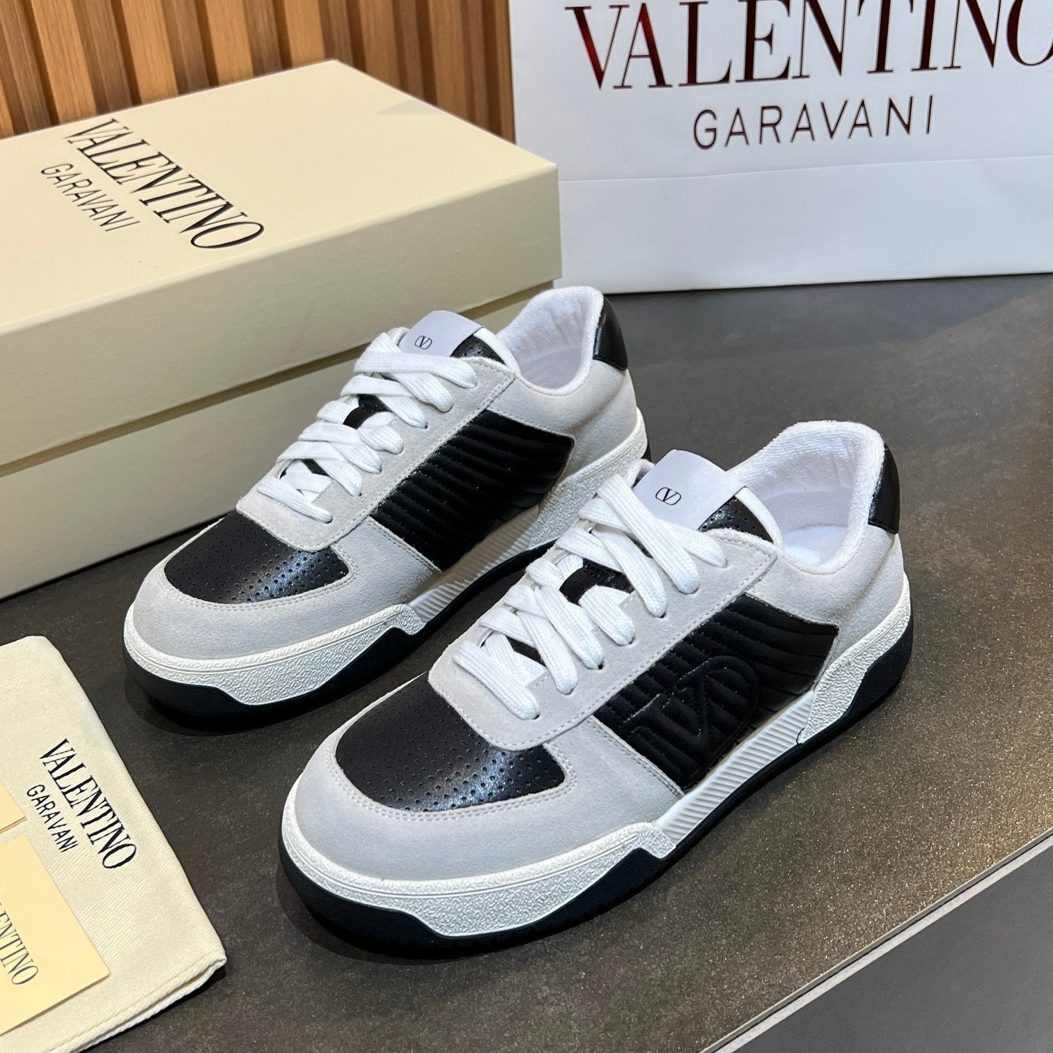 VT 25S Couple Sneakers White Black Calfskin Suede 563102