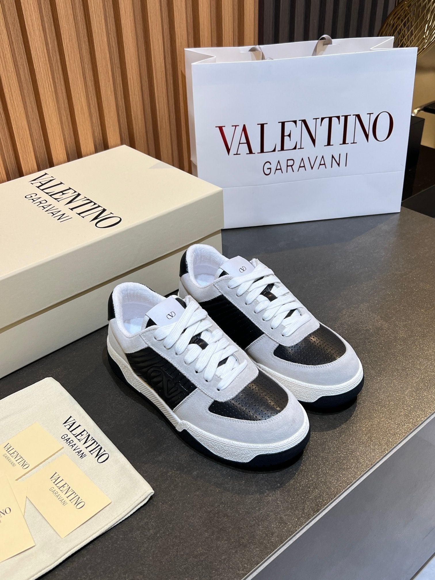 VT 25S Couple Sneakers White Black Calfskin Suede 563102