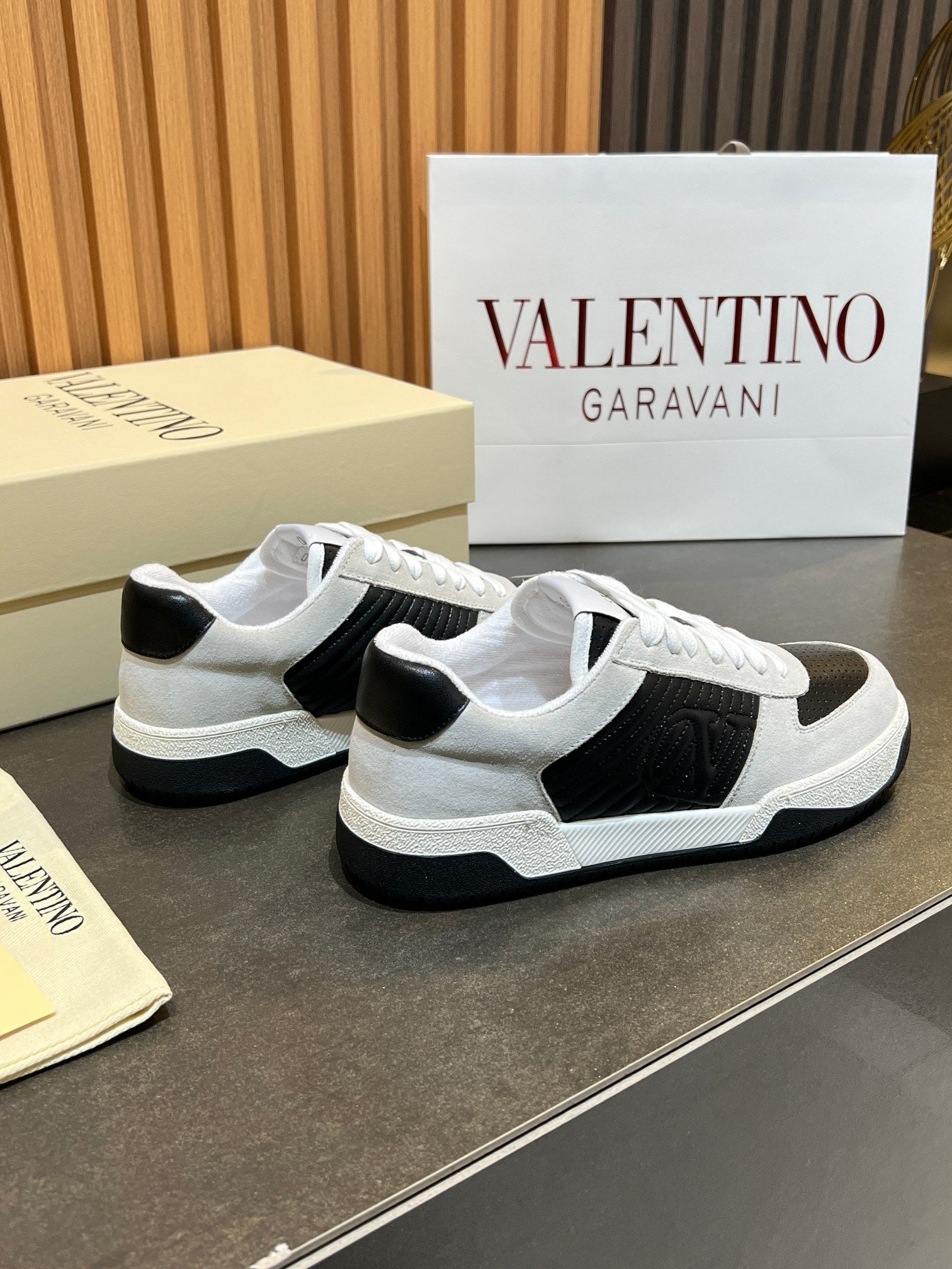 VT 25S Couple Sneakers White Black Calfskin Suede 563102