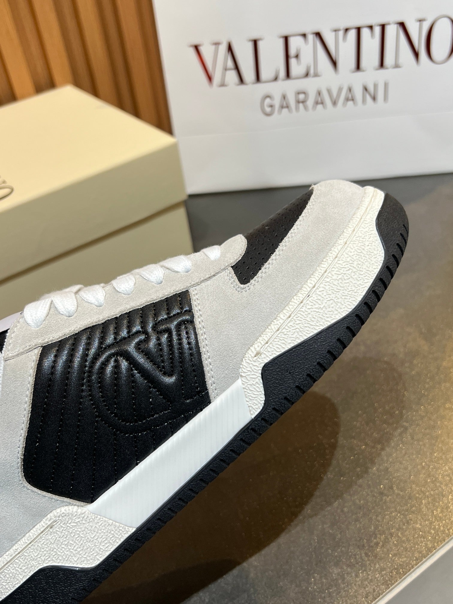 VT 25S Couple Sneakers White Black Calfskin Suede 563102