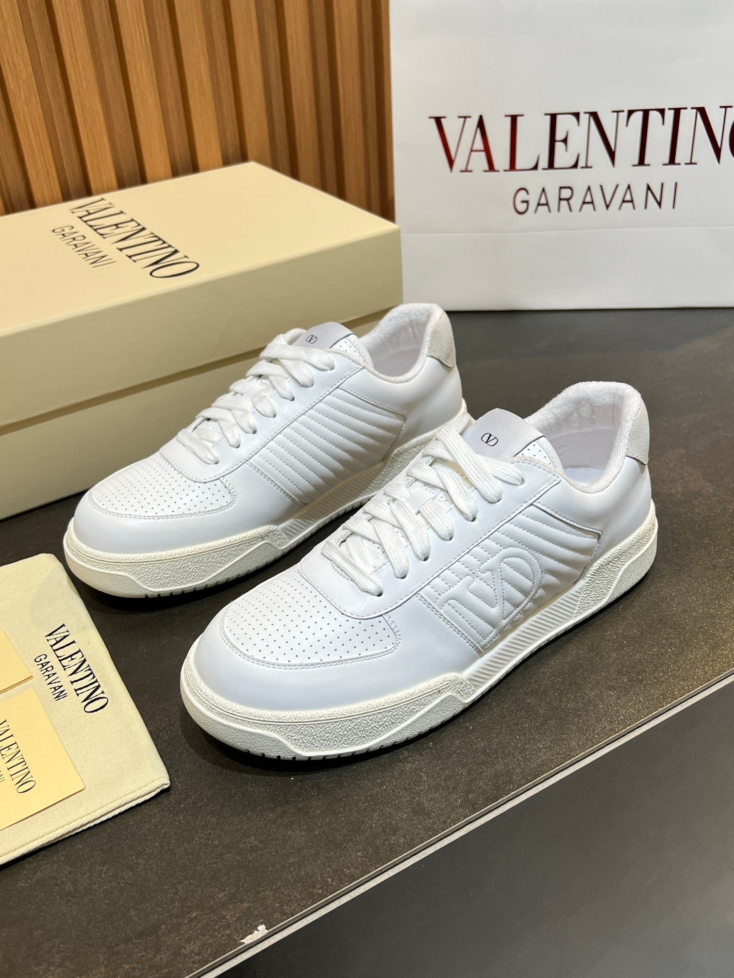 VT 25S Couple Sneakers White Calfskin Suede 563107