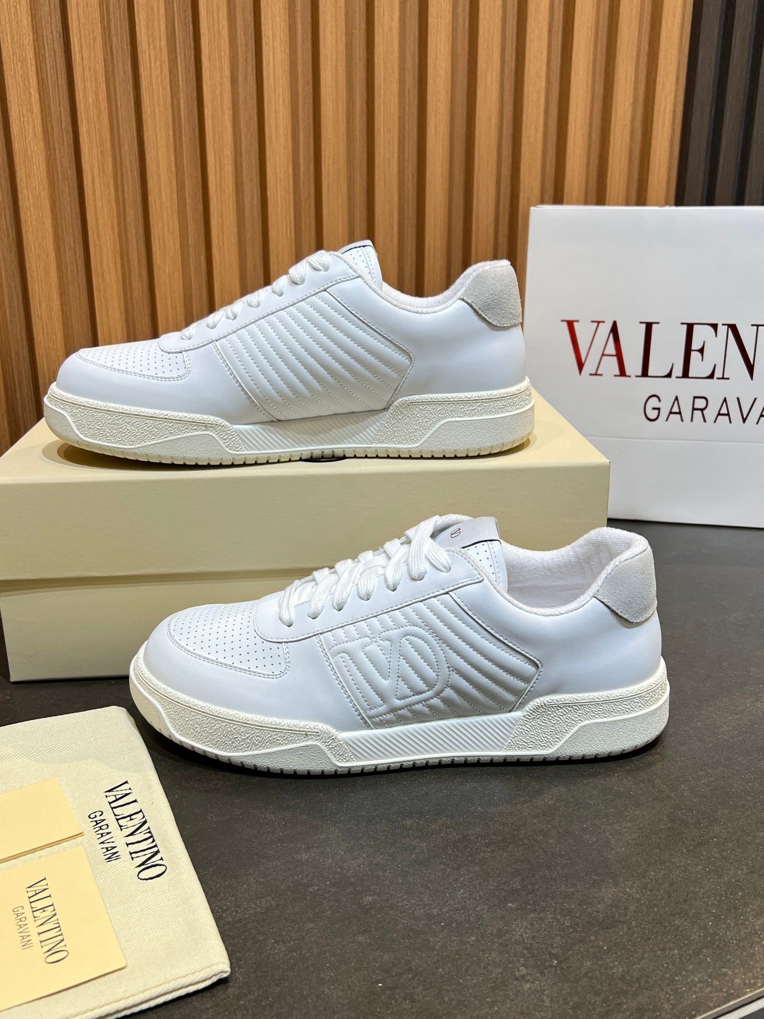 VT 25S Couple Sneakers White Calfskin Suede 563107