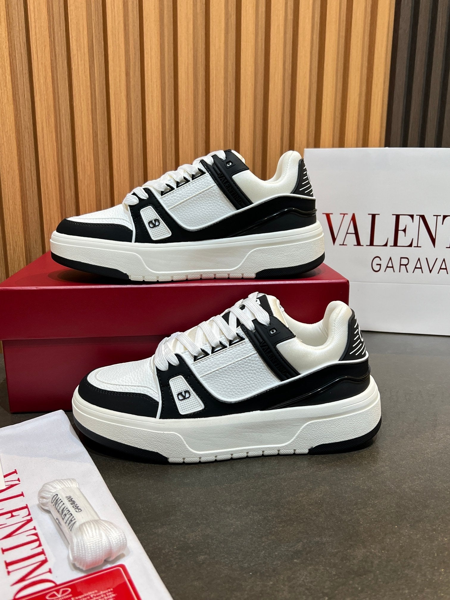 VT 25S Couple Sneakers White Black Calfskin 563116