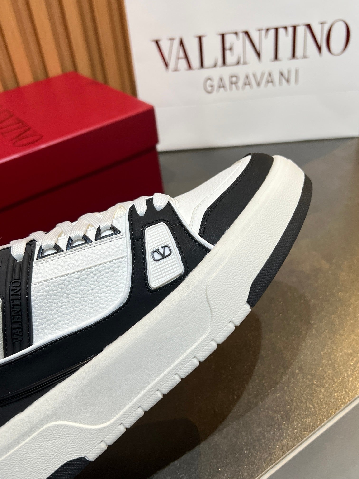 VT 25S Couple Sneakers White Black Calfskin 563116