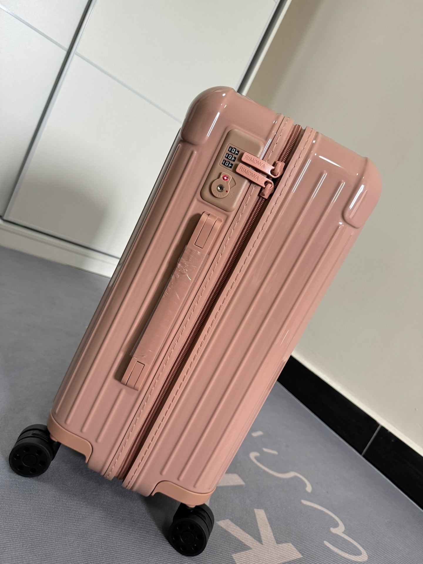 Rimowa 2025 Essential Suitcase Desert Pink Polycarbonate 274071
