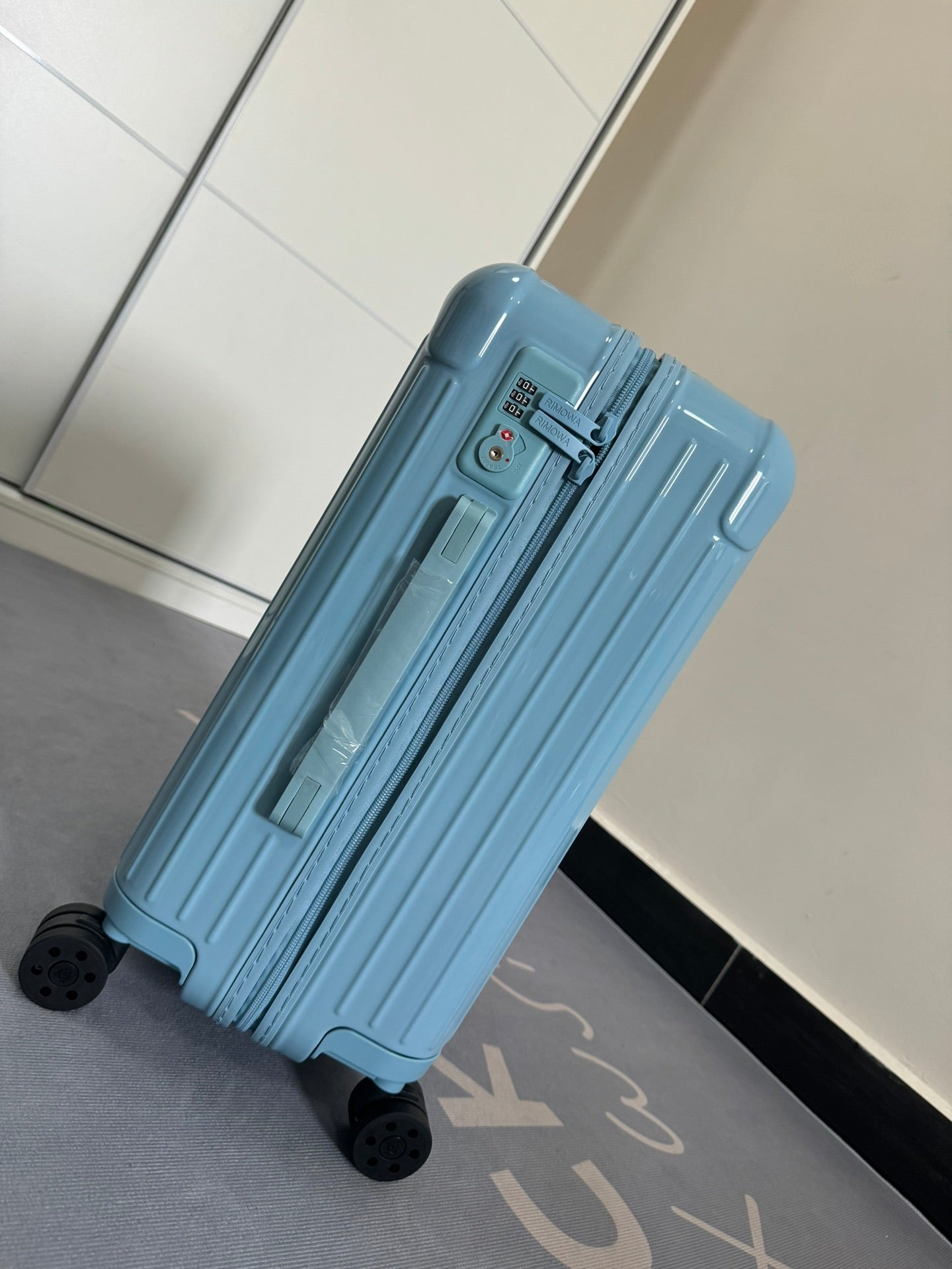Rimowa 2025 Essential Suitcase Glacier Blue Polycarbonate 274073
