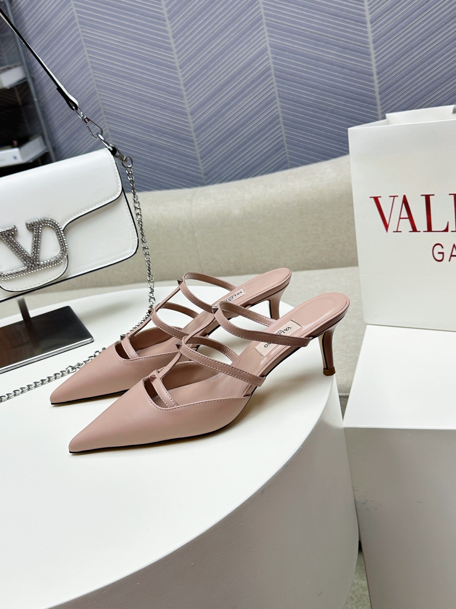 ROCKSTUD WISPY CREPE PINK CALFSKIN MULE 60MM