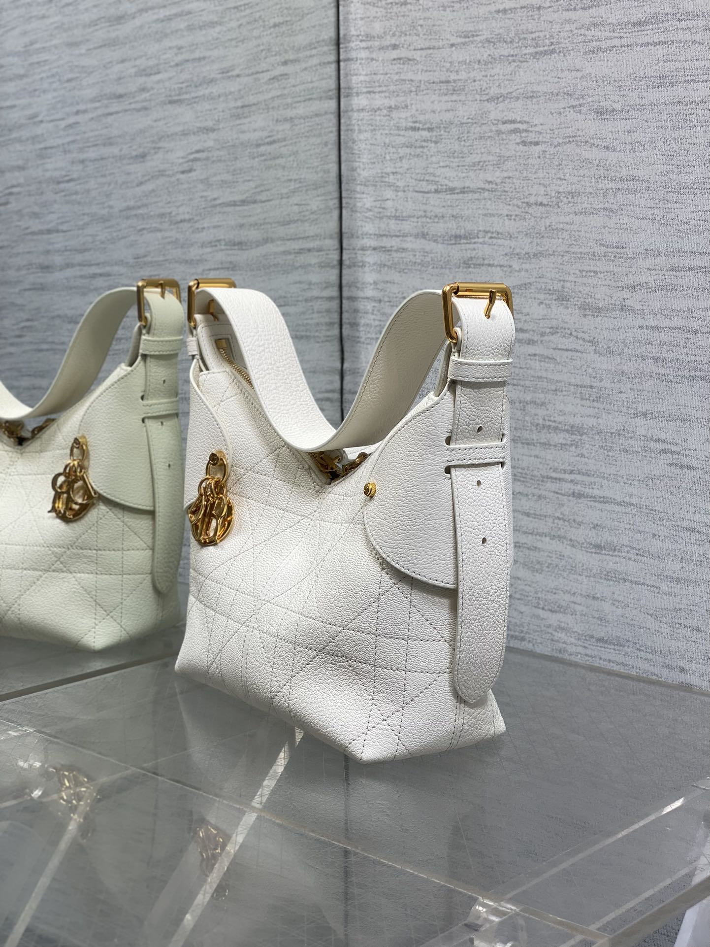 Dior 2025 Voyage Bag 23cm White Grained Calfskin 267760