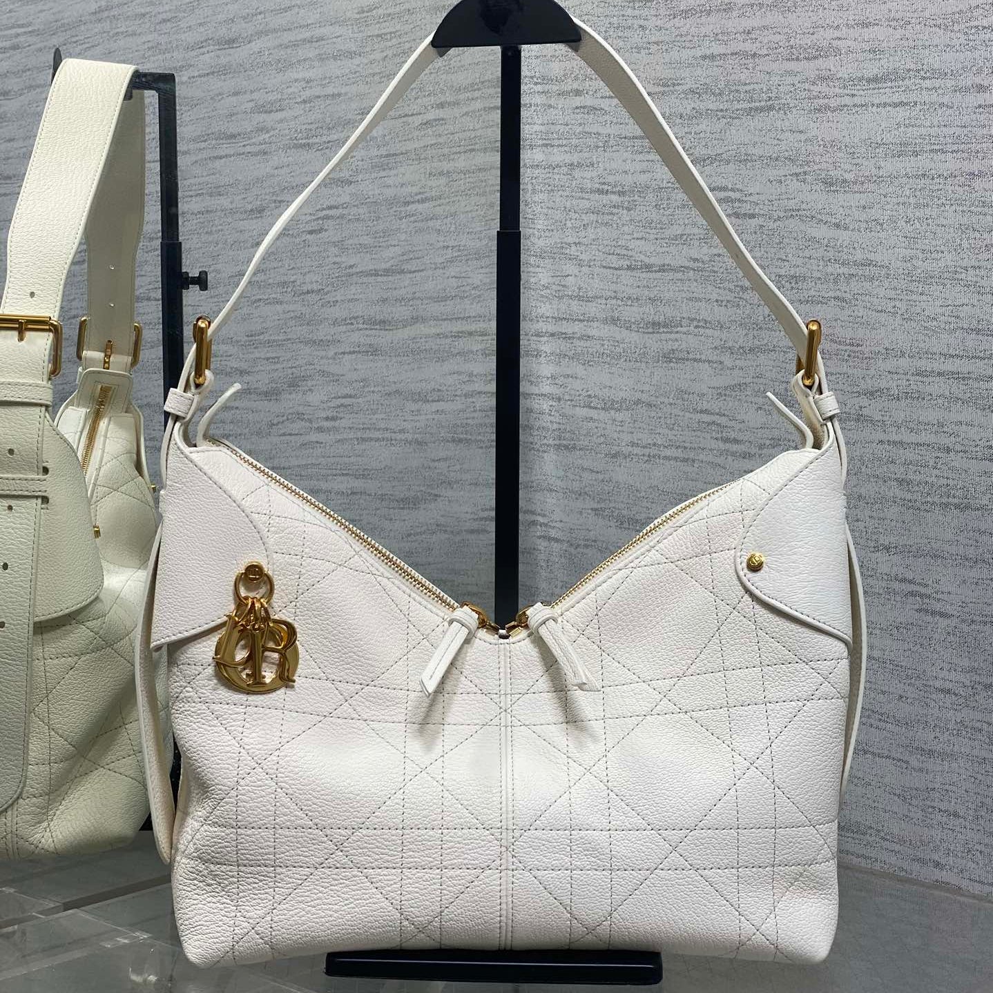 Dior 2025 Voyage Bag 28cm White Grained Calfskin 267763