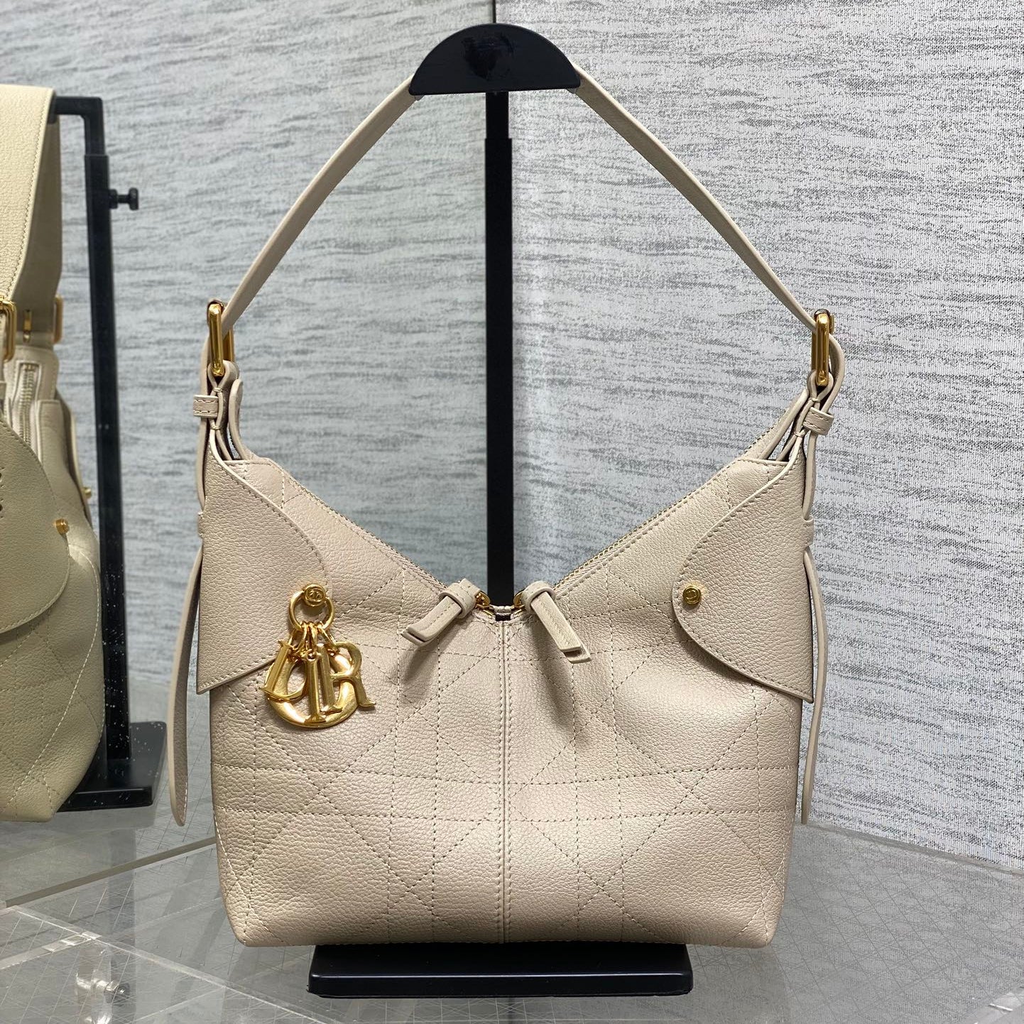 Dior 2025 Voyage Bag 23cm Powder Beige Grained Calfskin 267772